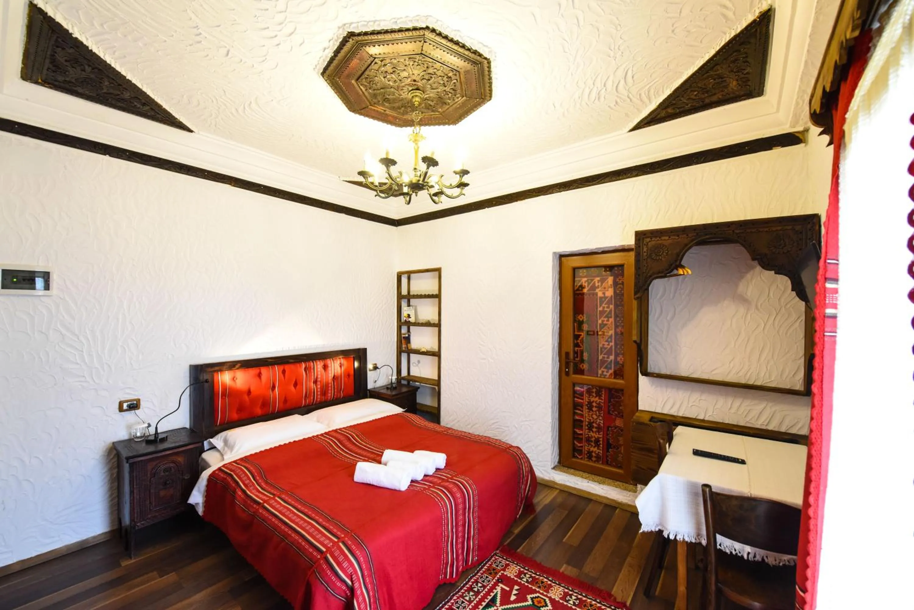 Shower, Bed in Hotel Tradita