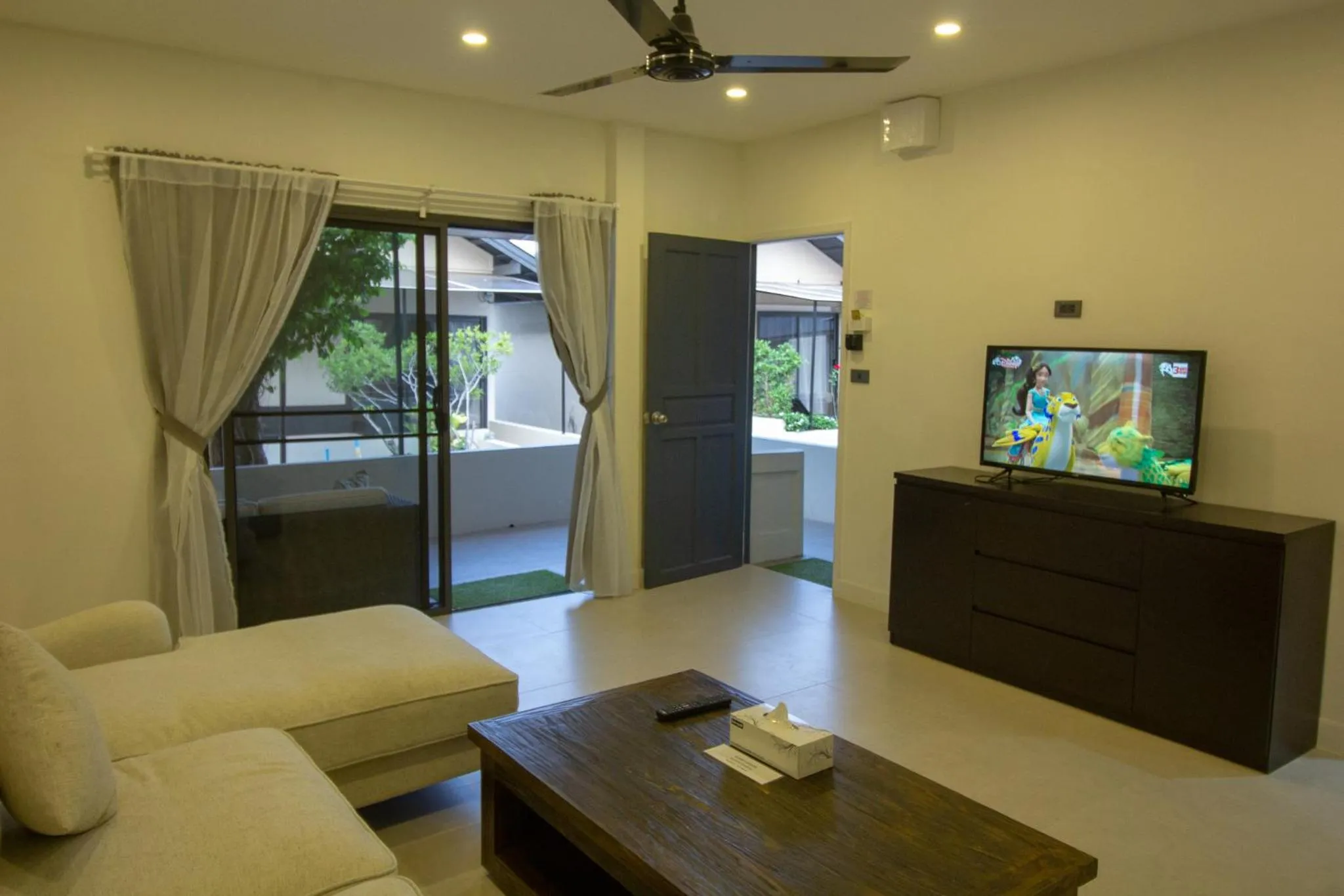 Communal lounge/ TV room in Aussieland Bungalows