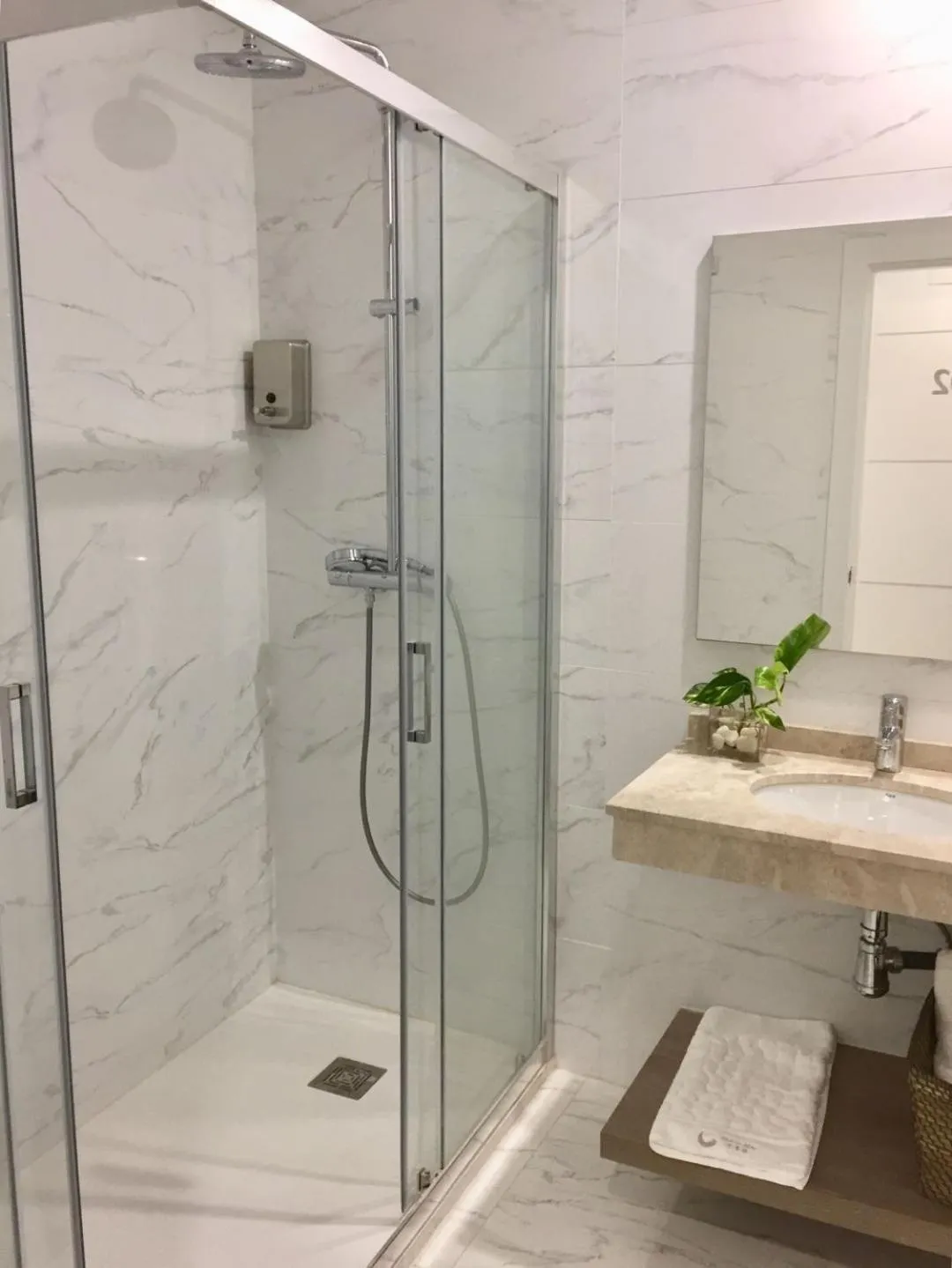 Shower in Hostal Palacio Luna