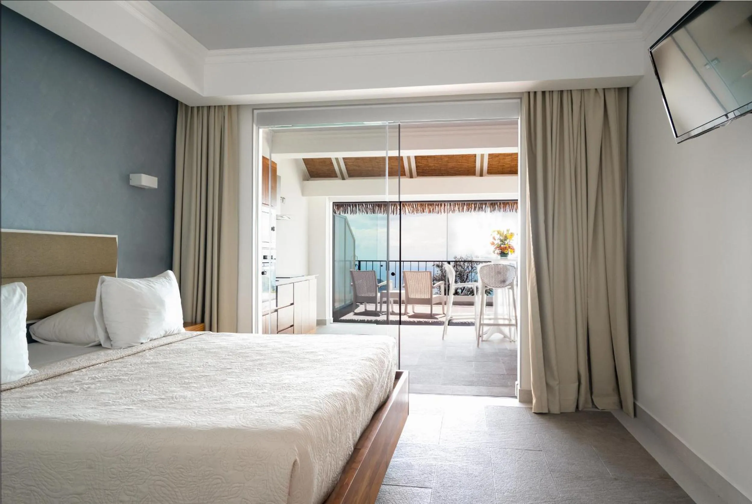 Communal lounge/ TV room, Bed in Hotel La Mariposa