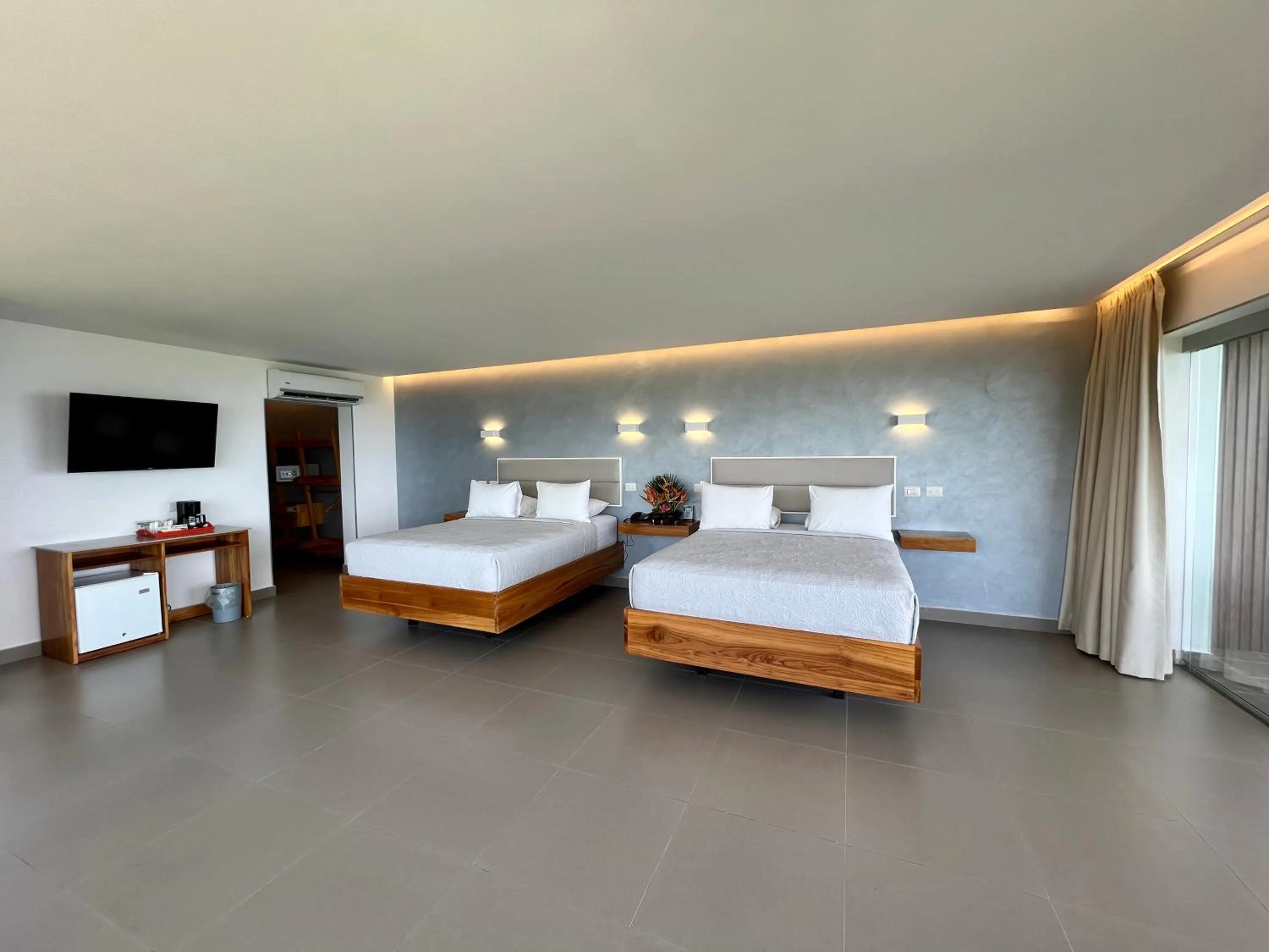 Communal lounge/ TV room, Bed in Hotel La Mariposa