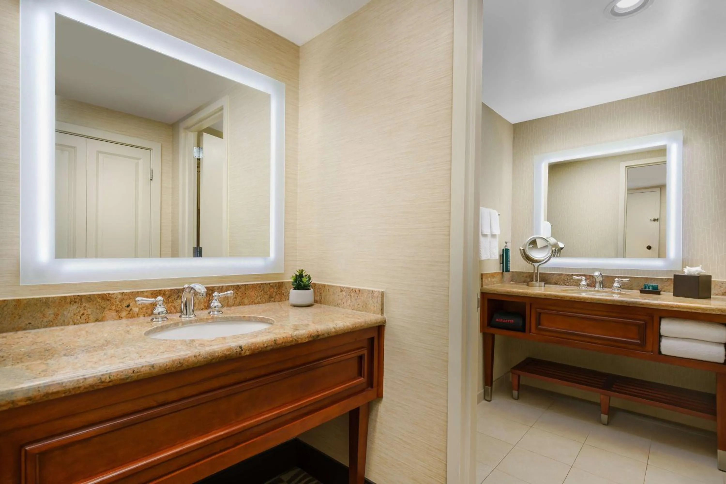 Bathroom in Hilton Phoenix Airport