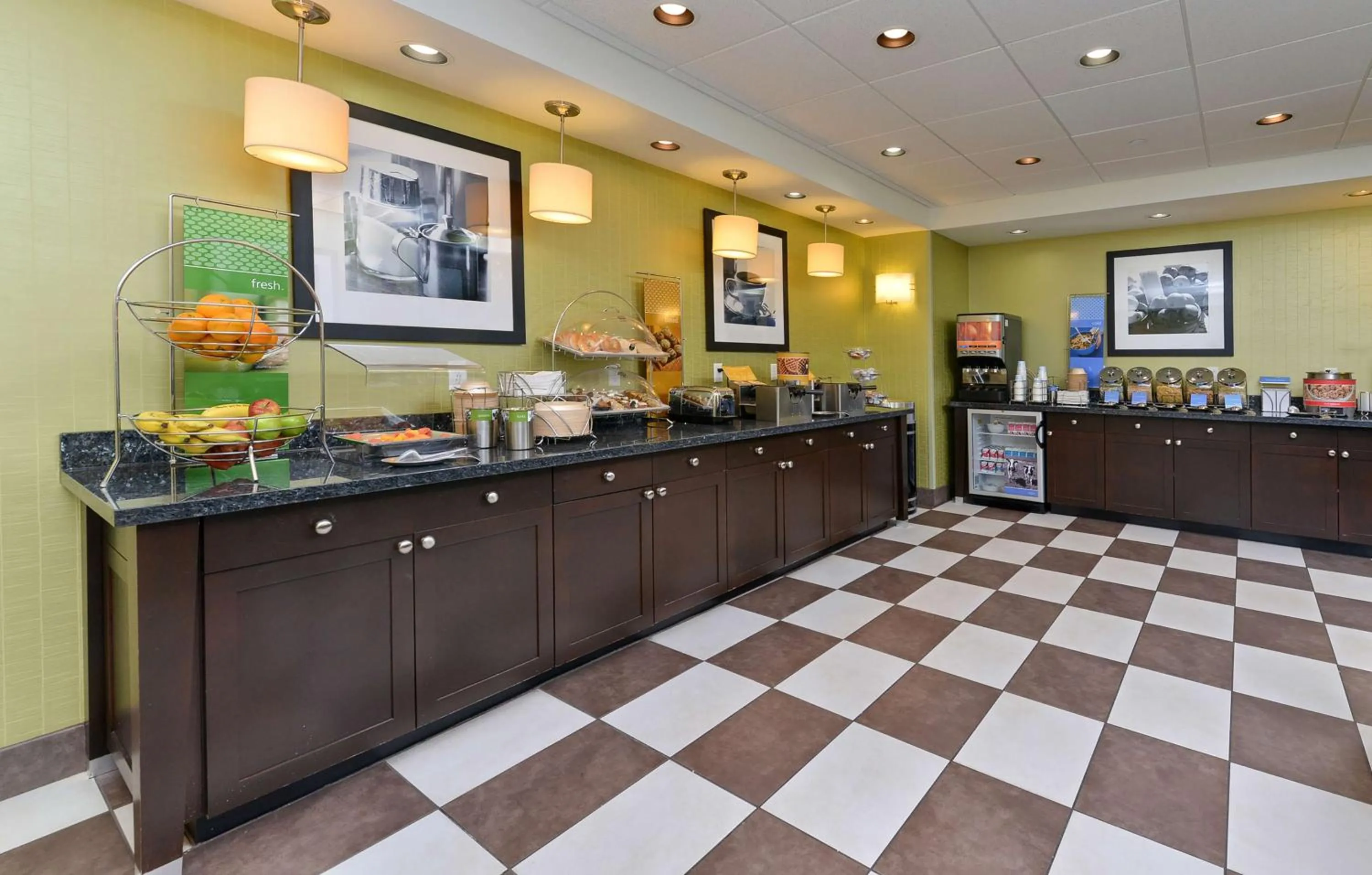 Dining area in Hampton Inn Iowa City/University Area