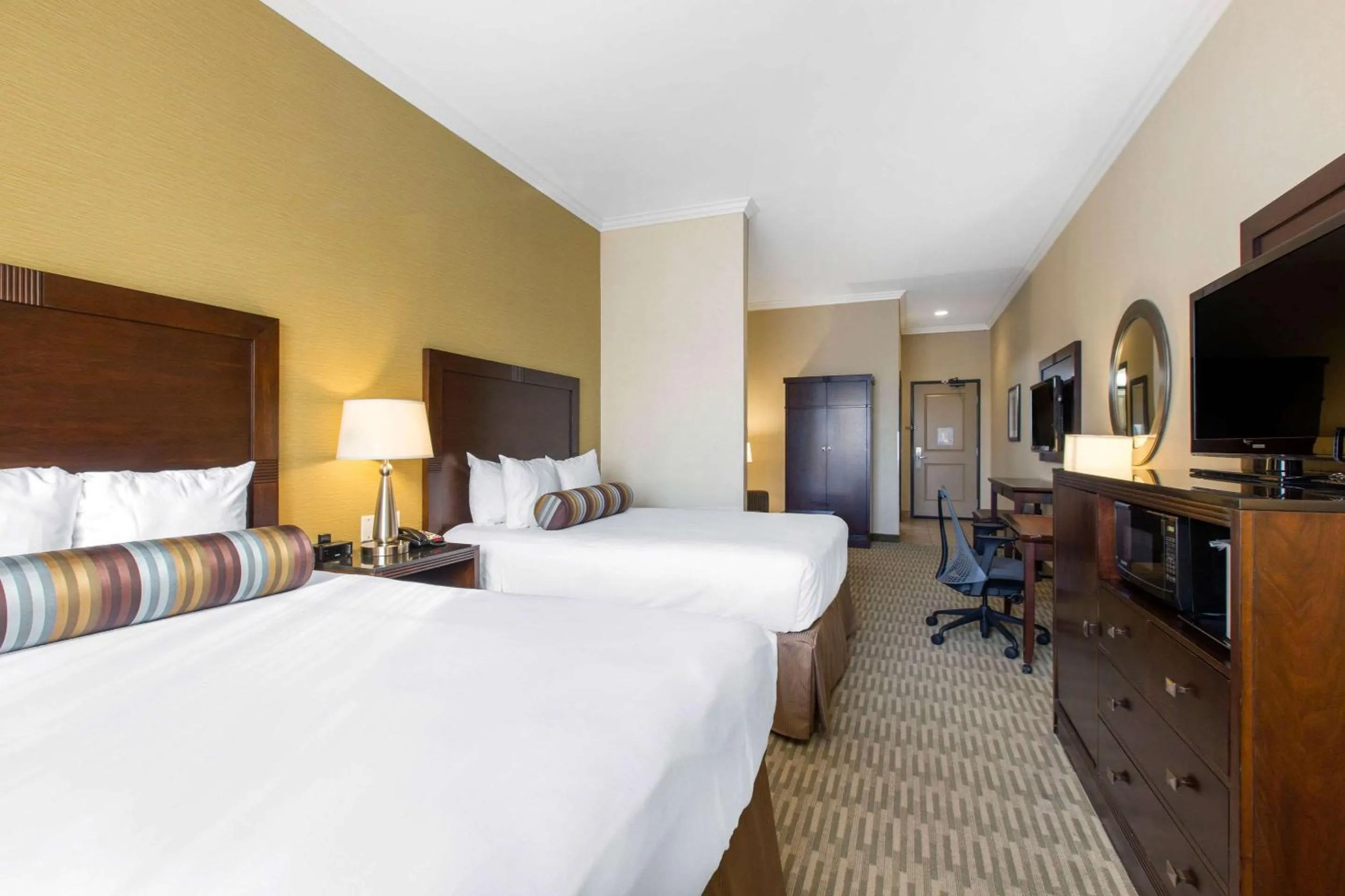 Photo of the whole room, Bed in The Oaks Hotel & Suites