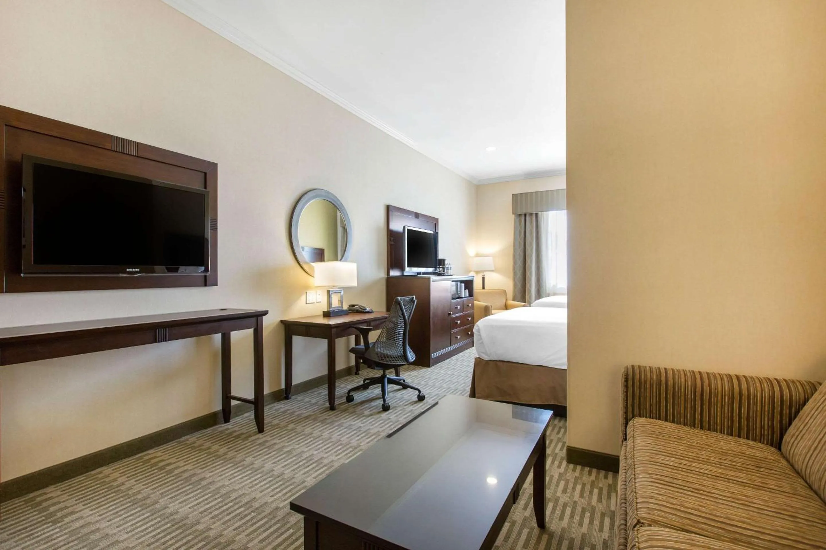 Photo of the whole room, Bed in The Oaks Hotel & Suites