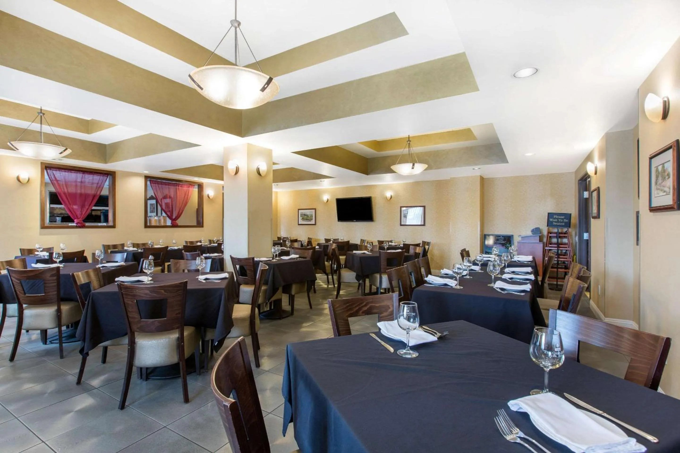 Restaurant/places to eat in The Oaks Hotel & Suites