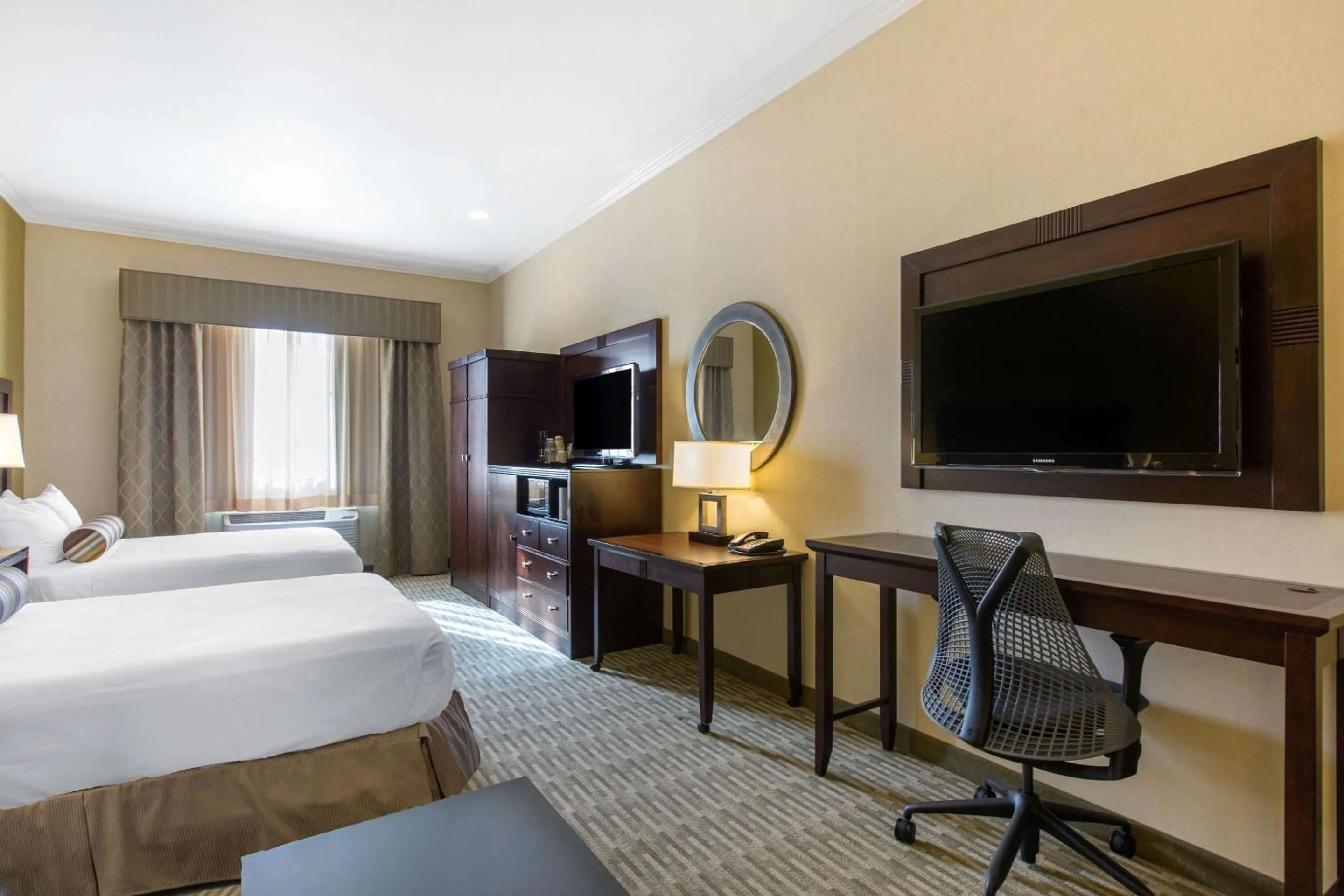 Photo of the whole room, Bed in The Oaks Hotel & Suites