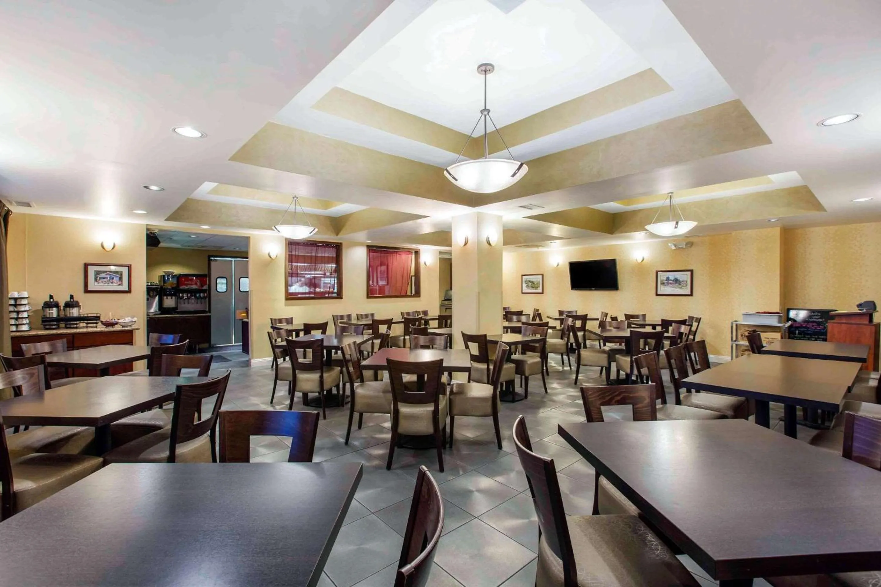 Restaurant/places to eat in The Oaks Hotel & Suites