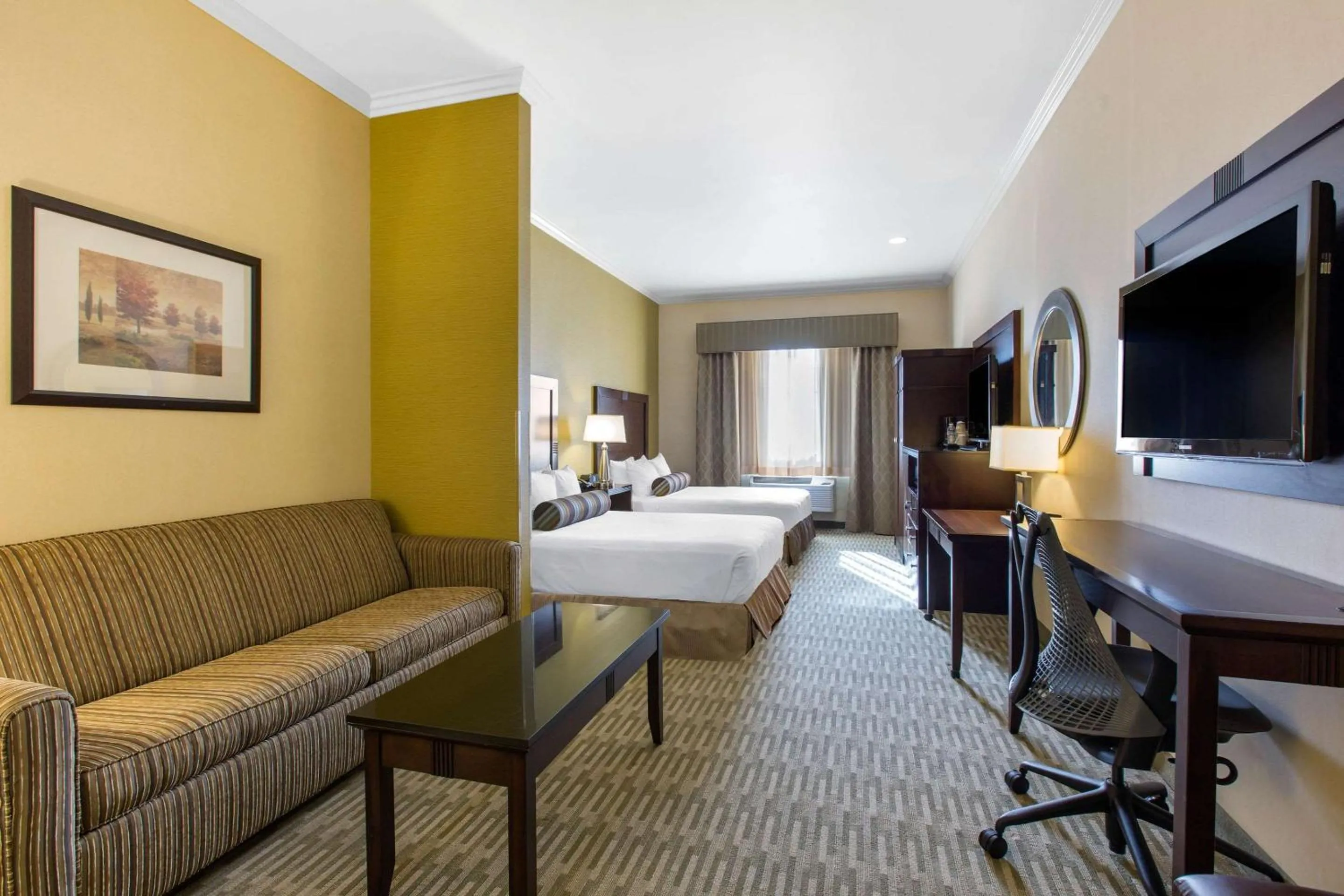 Photo of the whole room, Bed in The Oaks Hotel & Suites