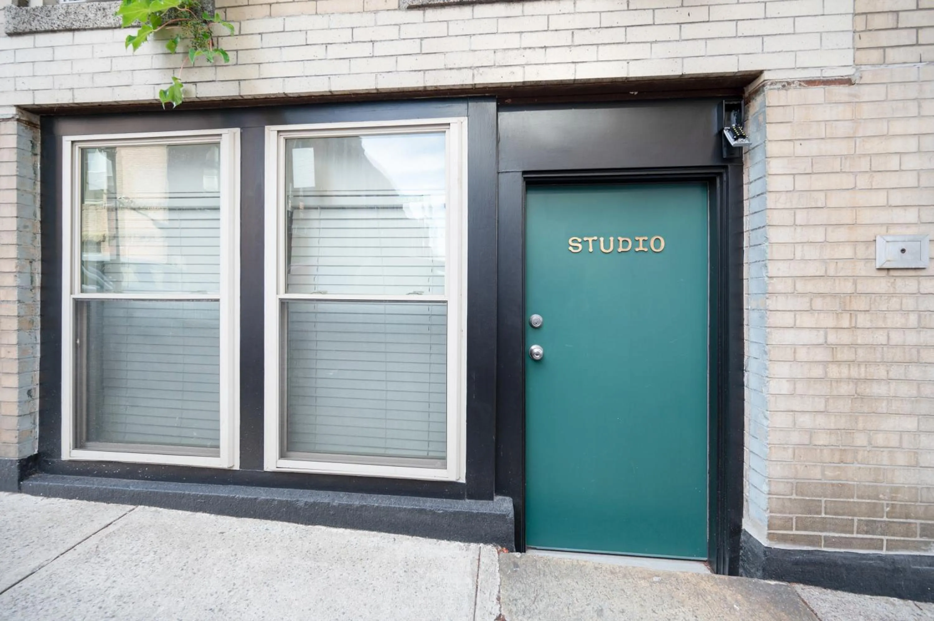 Amazing Location studio parking