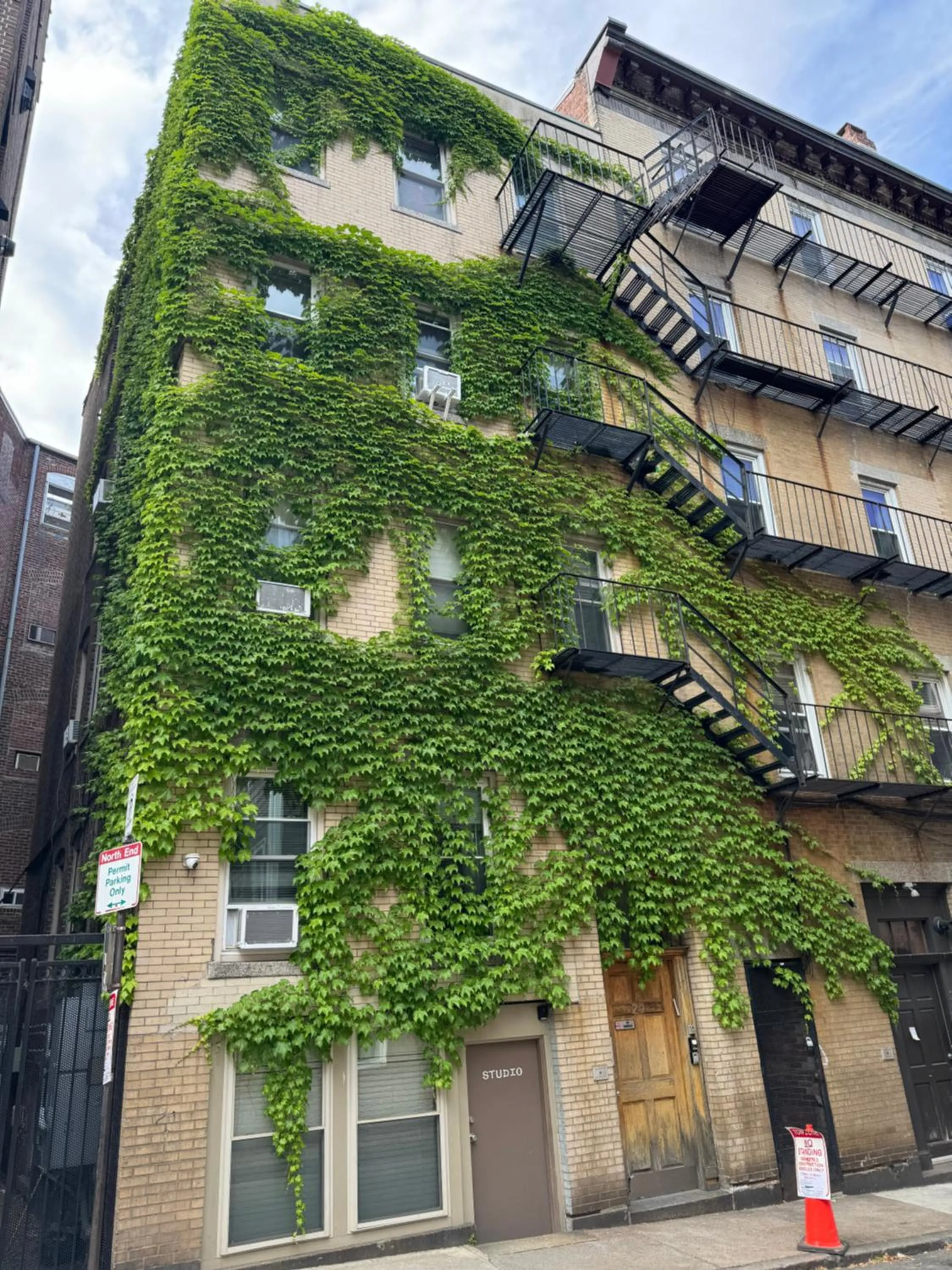 Amazing Location studio parking