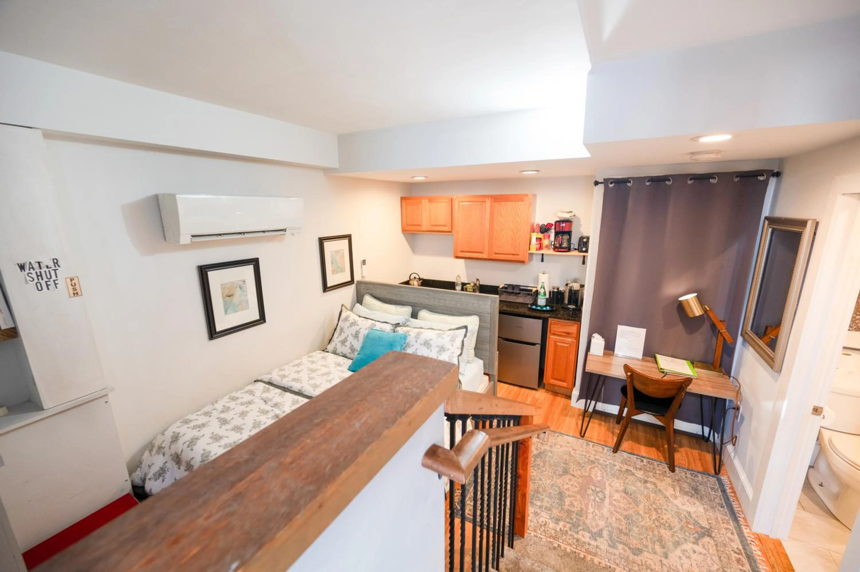 Bed in Amazing Location studio parking