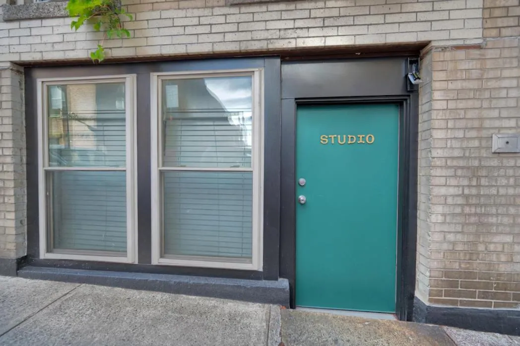 Amazing Location studio parking