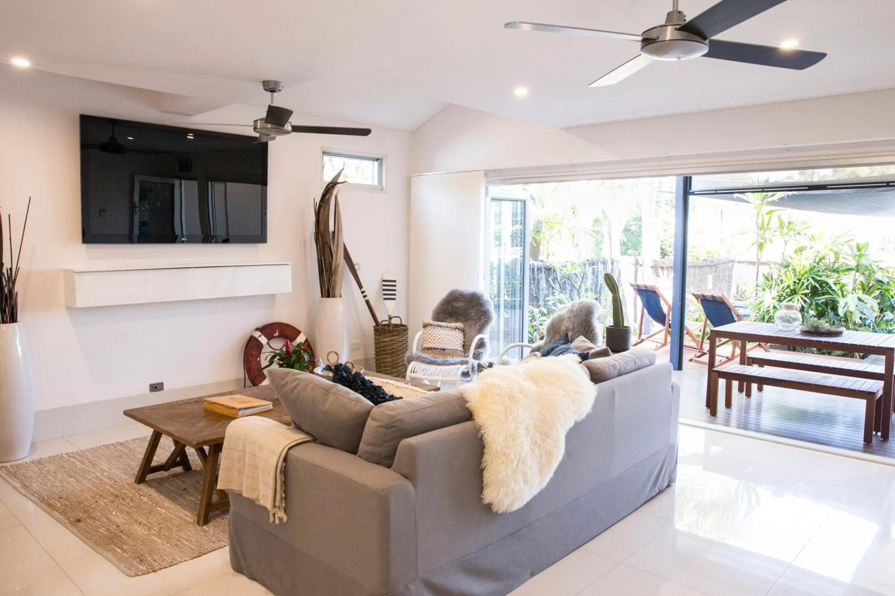 TV and multimedia in Bayhaven Lodge