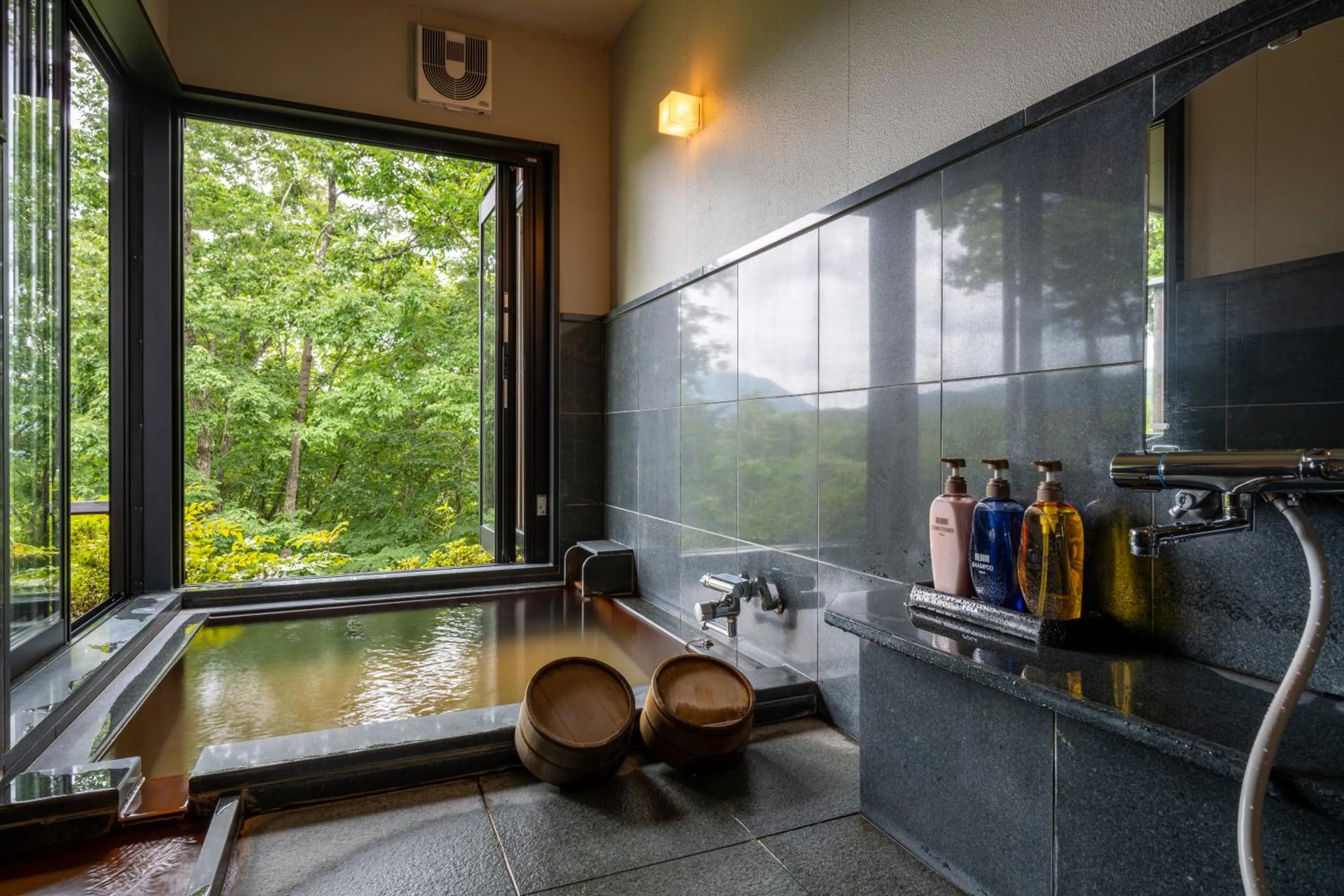 Hot Spring Bath in Kusayane no yado Ryunohige