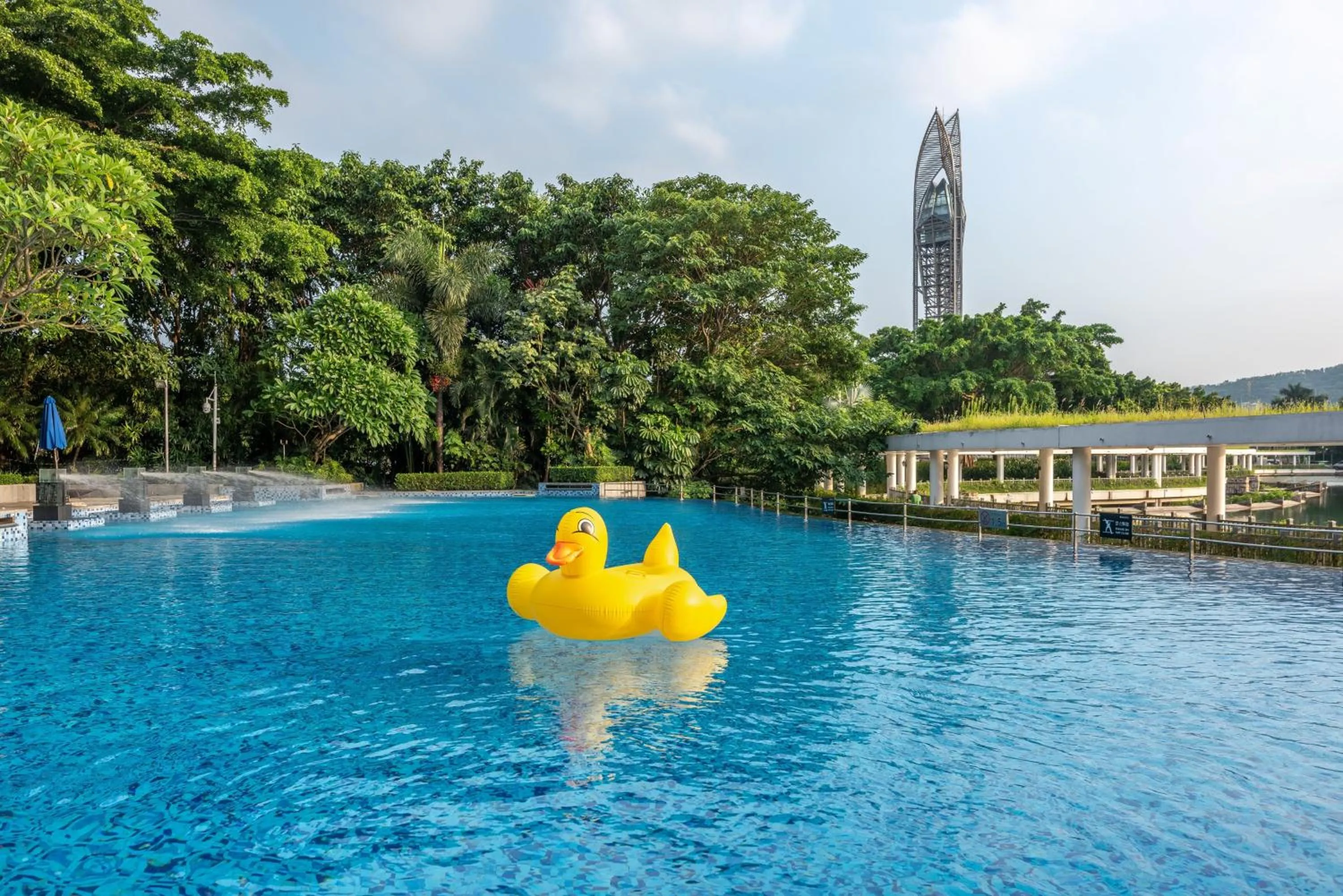 Swimming pool in Shenzhen Dameisha Kingkey Palace Hotel