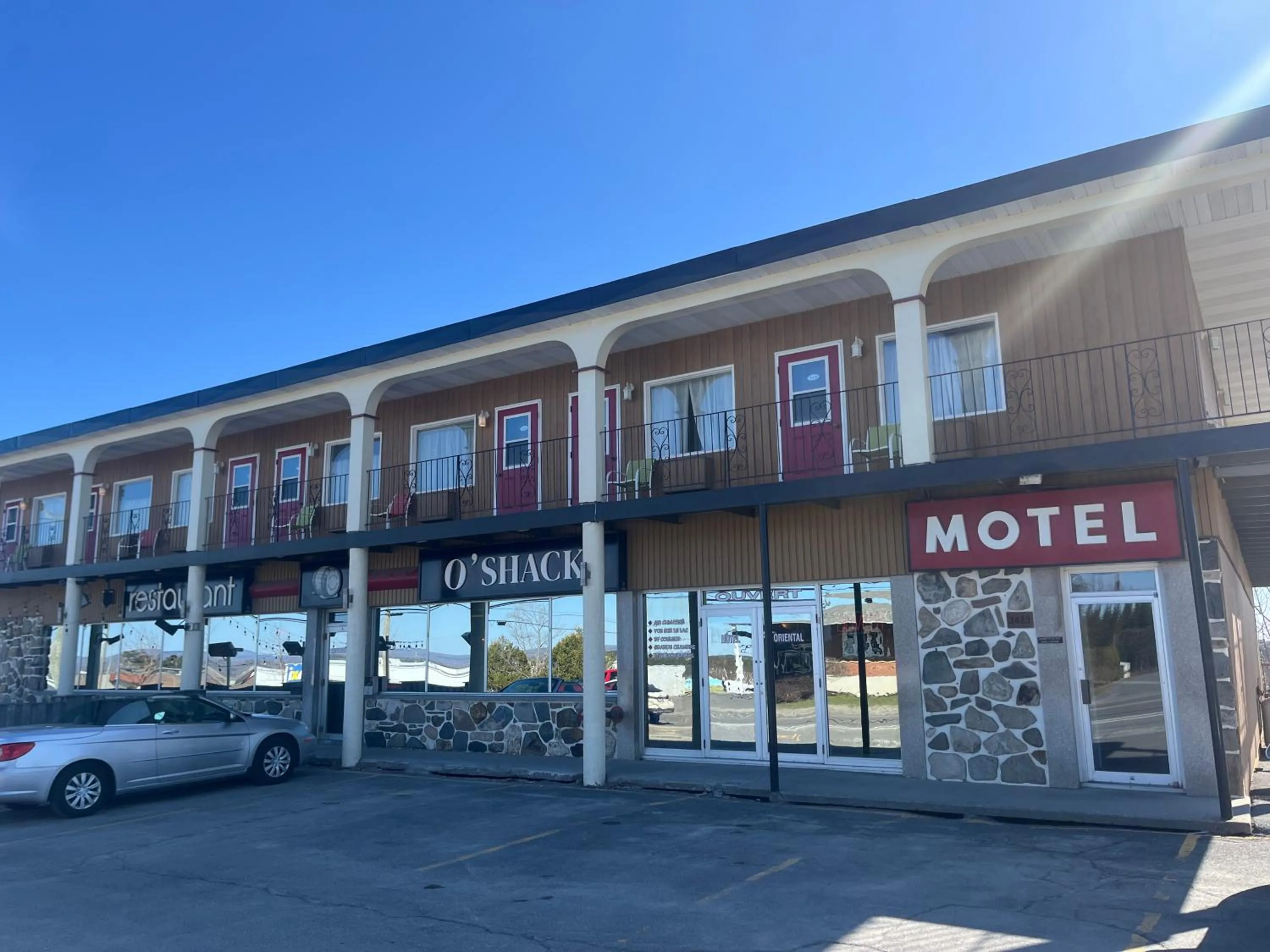Property building in Hotel Motel Le Château