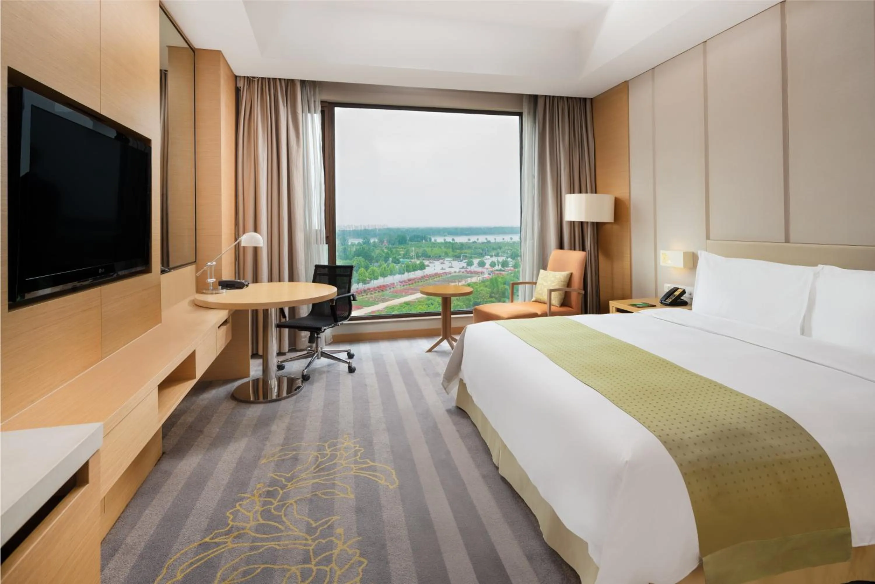 Photo of the whole room, Bed in Holiday Inn Nanyang by IHG