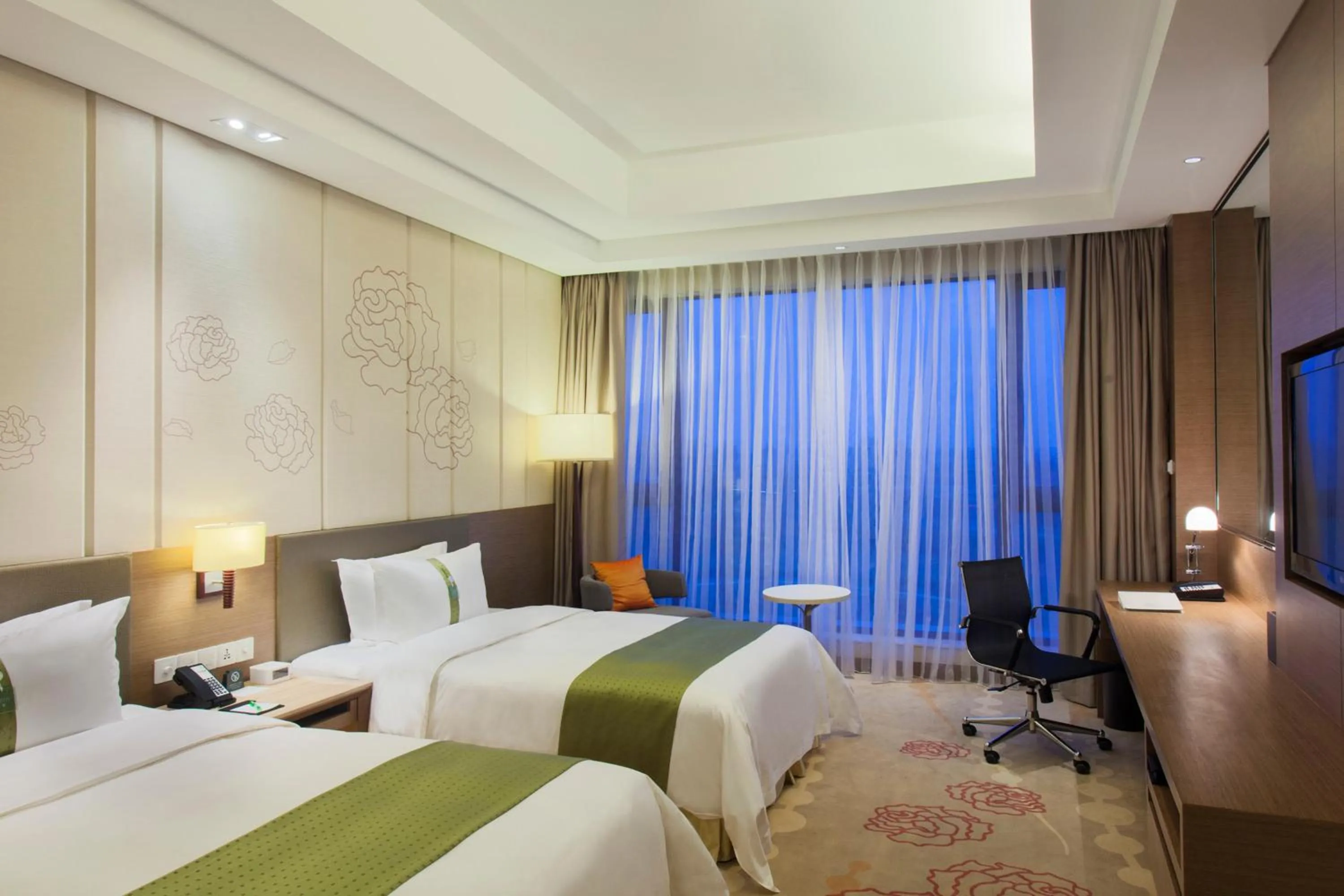 Photo of the whole room, Bed in Holiday Inn Nanyang by IHG