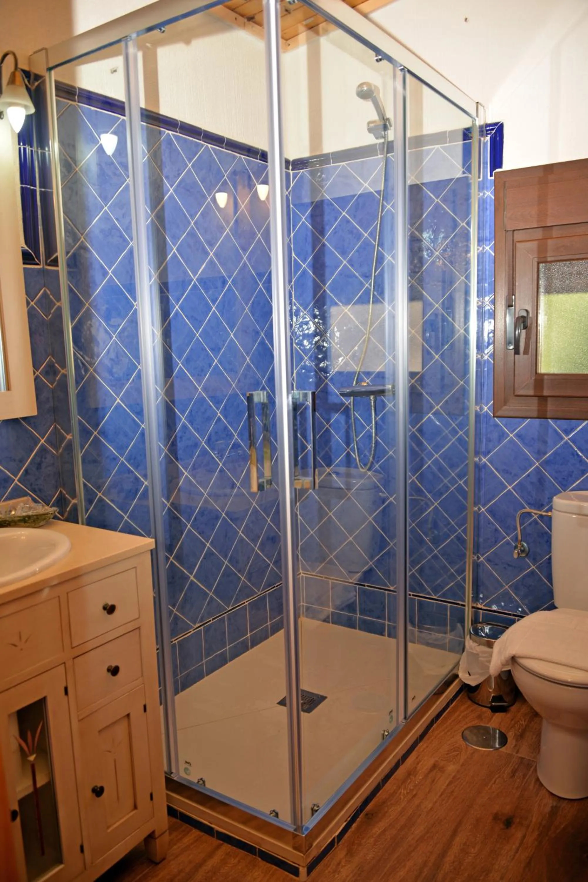 Bathroom in El Retiro de Ceubia by RetiroRural