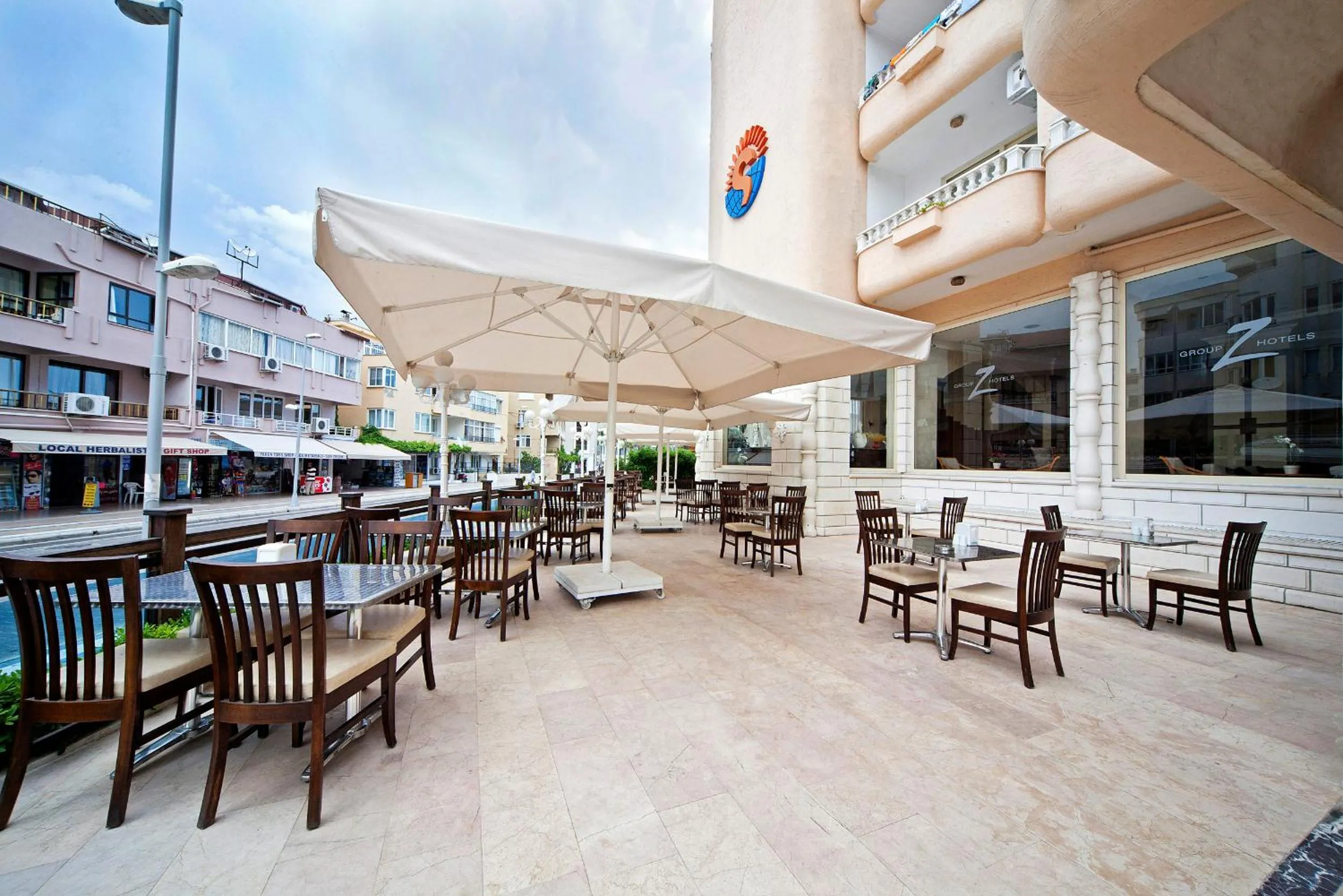 Restaurant/places to eat in Selen Hotel
