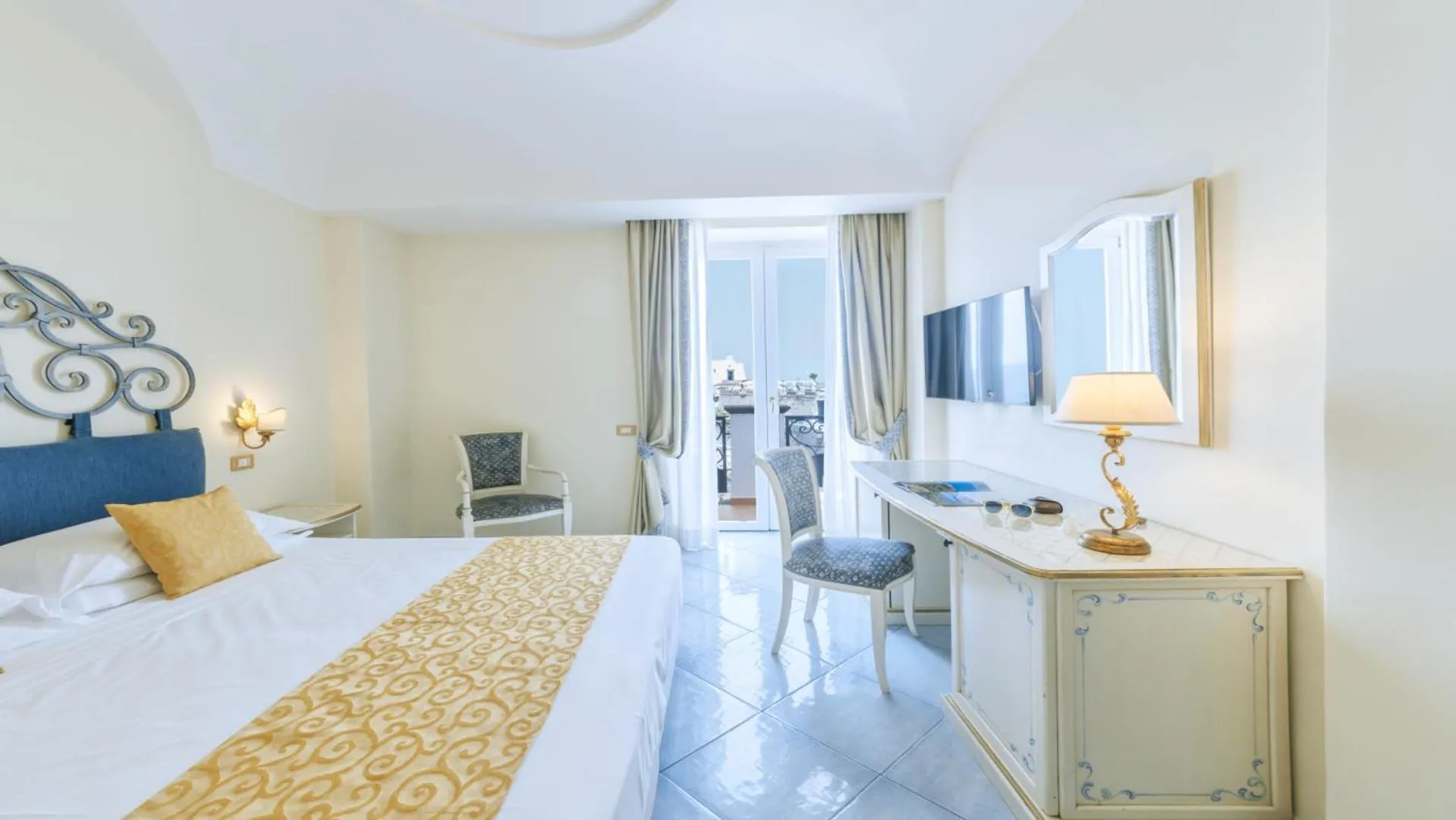 Communal lounge/ TV room, Bed in Hotel Nettuno