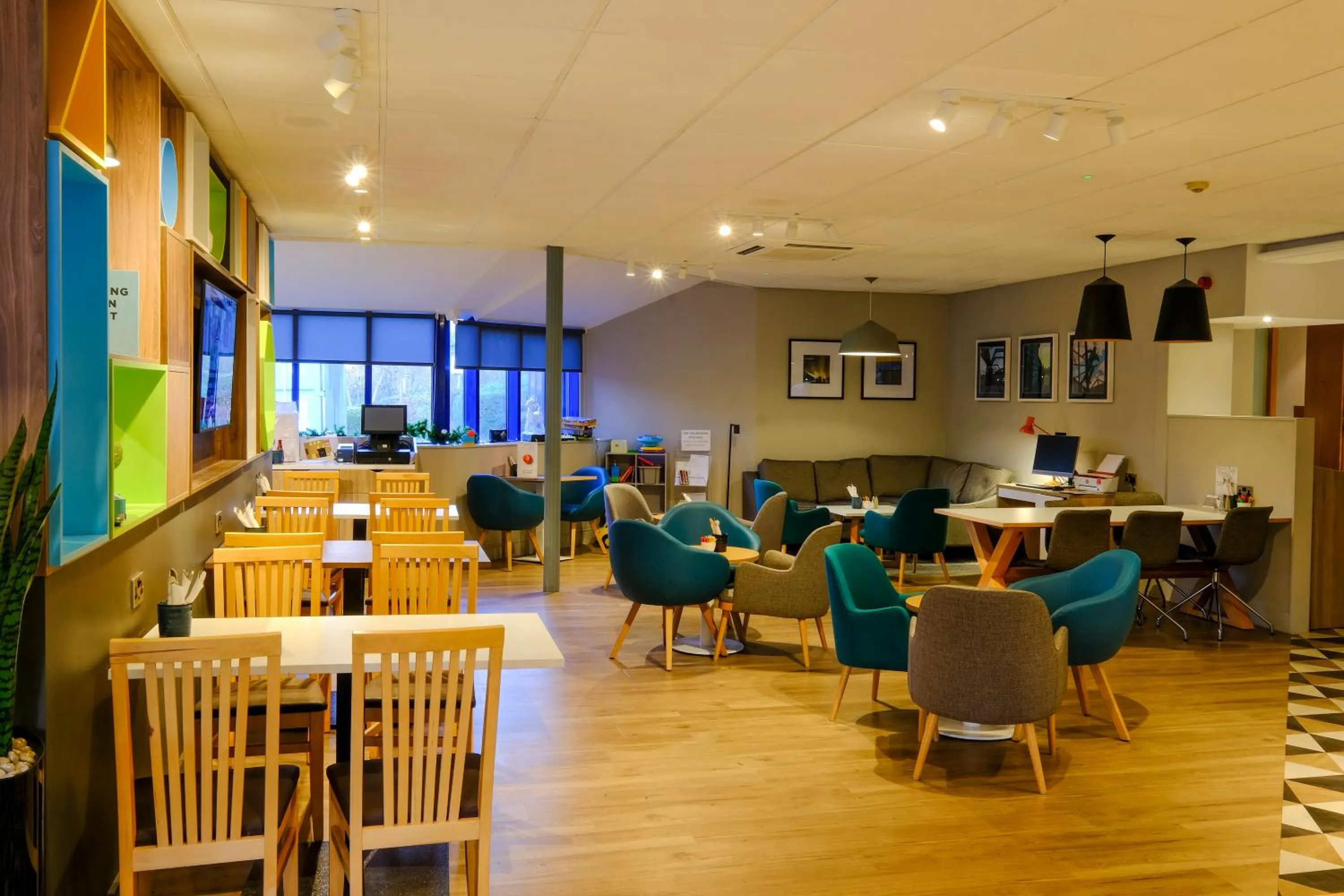 Lounge or bar in Holiday Inn Warrington by IHG