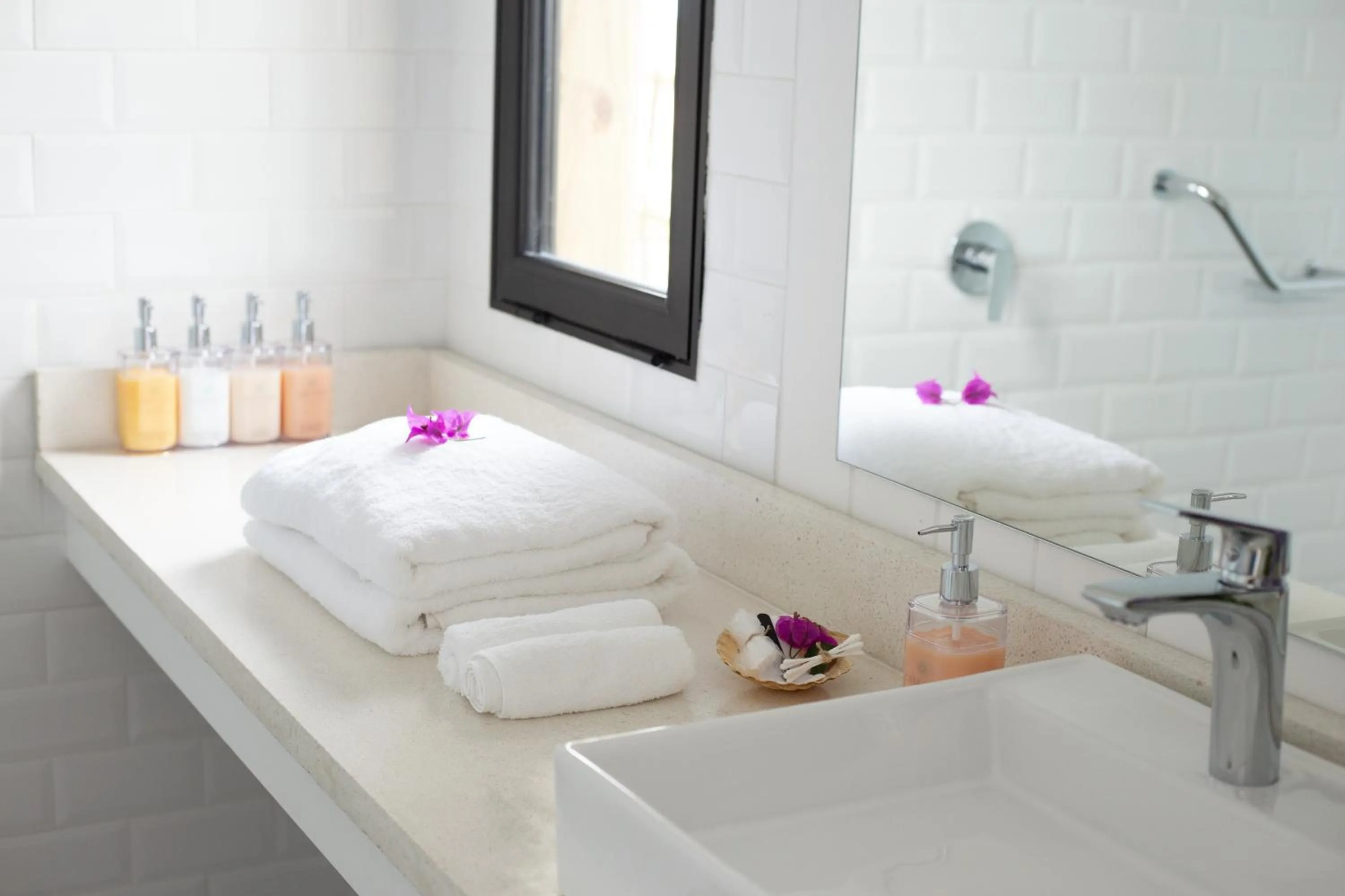 Bathroom, Bed in Casa Flor