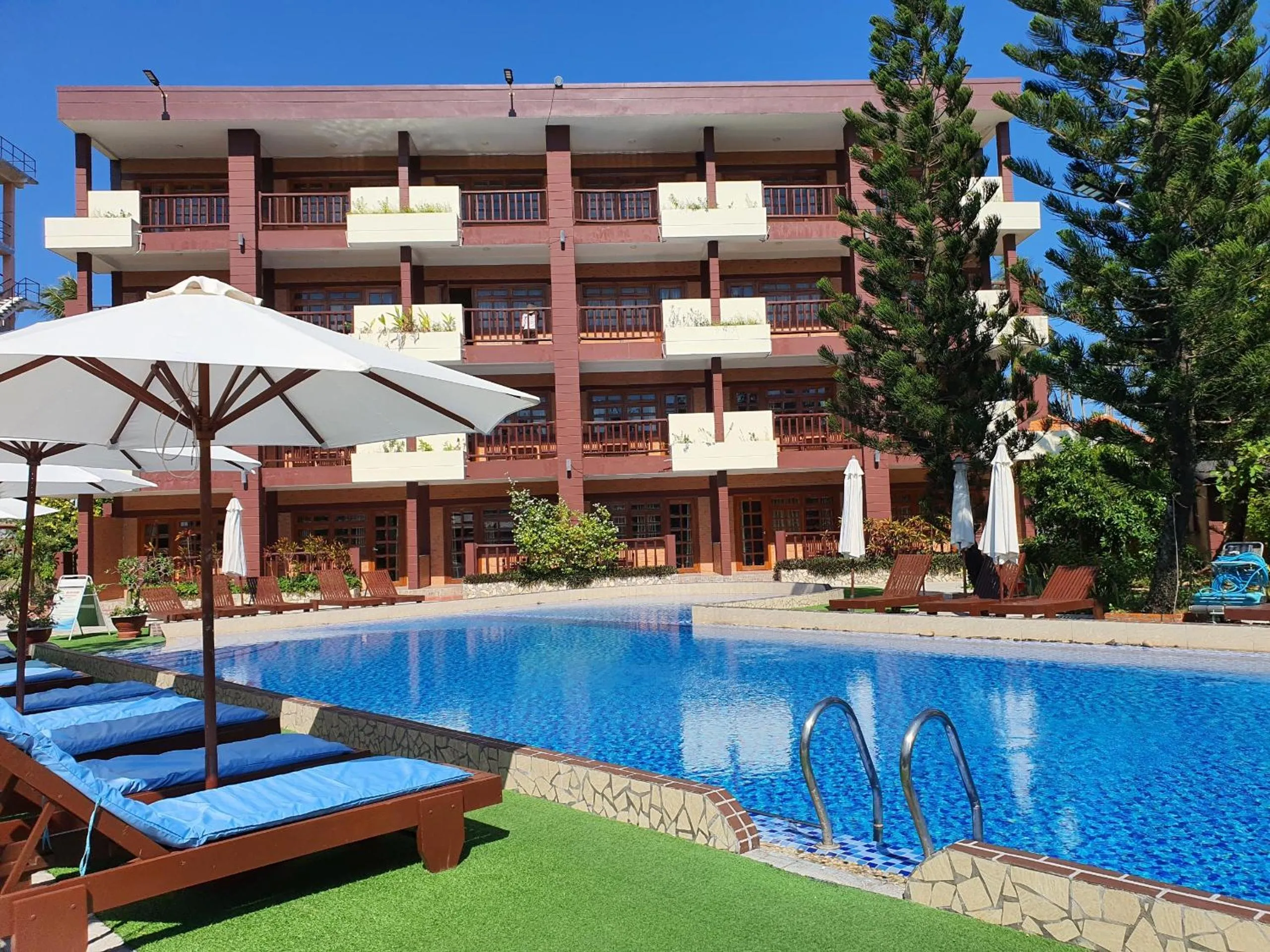 Swimming pool in Little Muine Cottages Resort