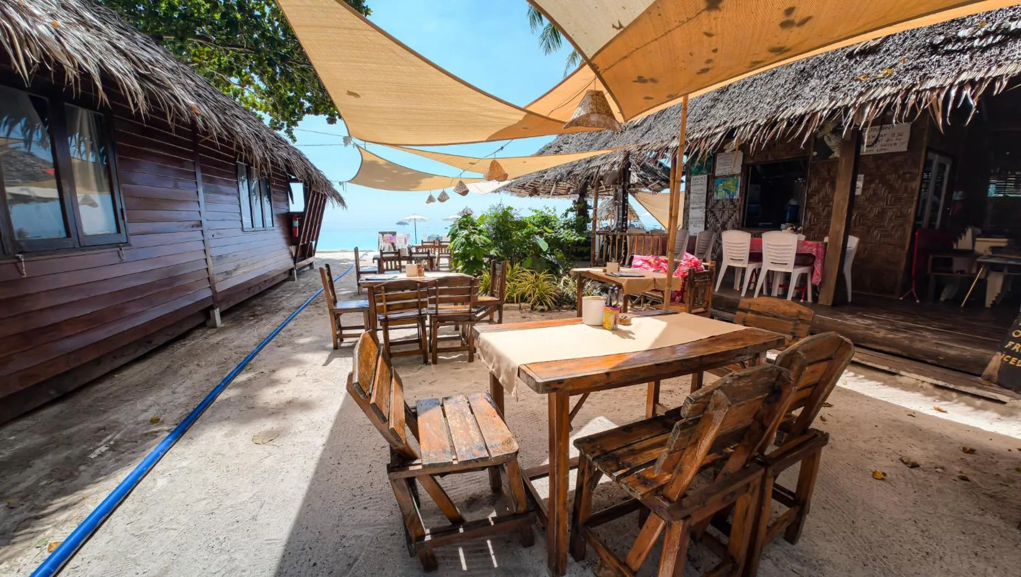 Restaurant/places to eat in Forra Pattaya Sea View Bungalow