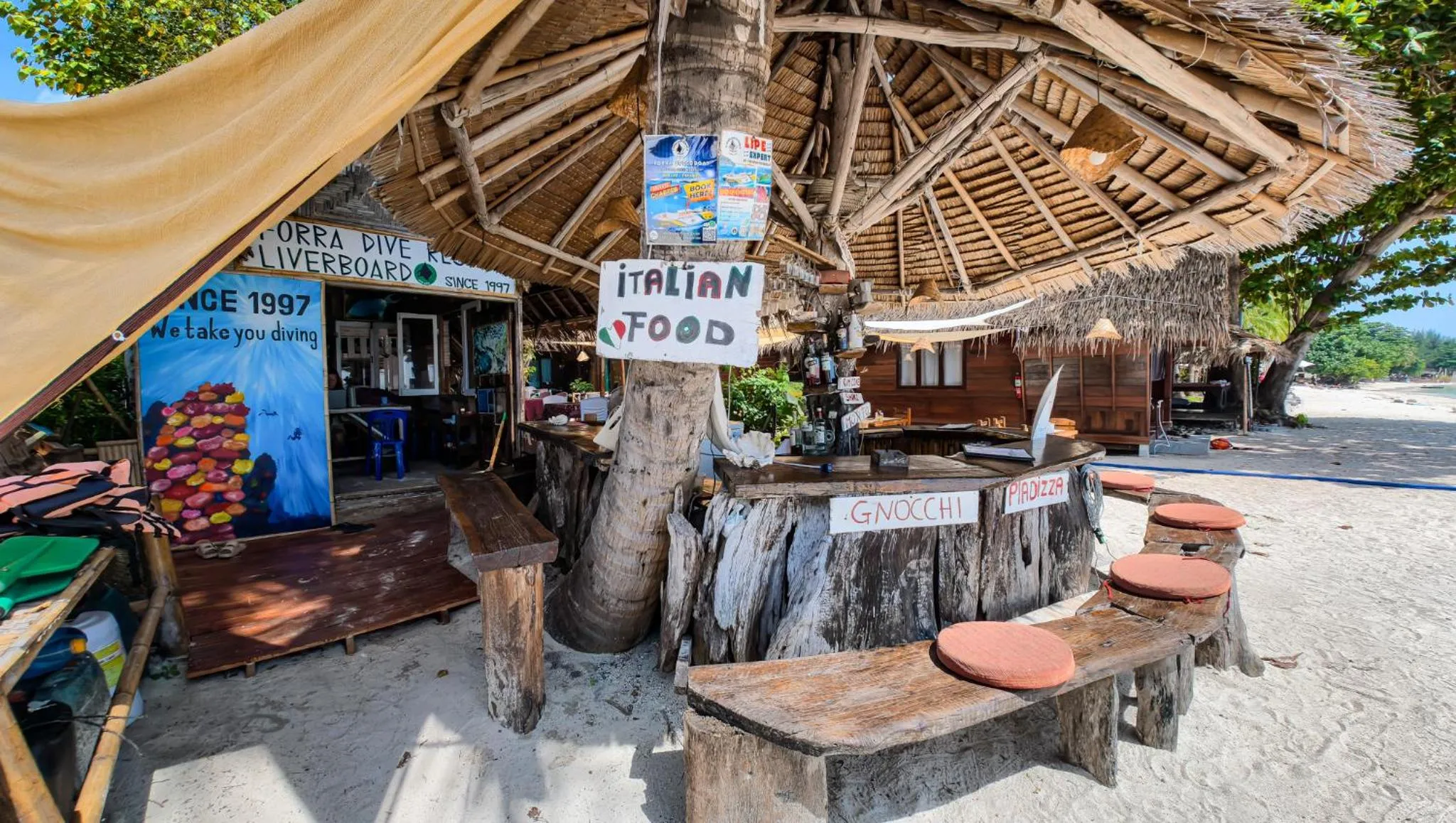 Restaurant/places to eat in Forra Pattaya Sea View Bungalow