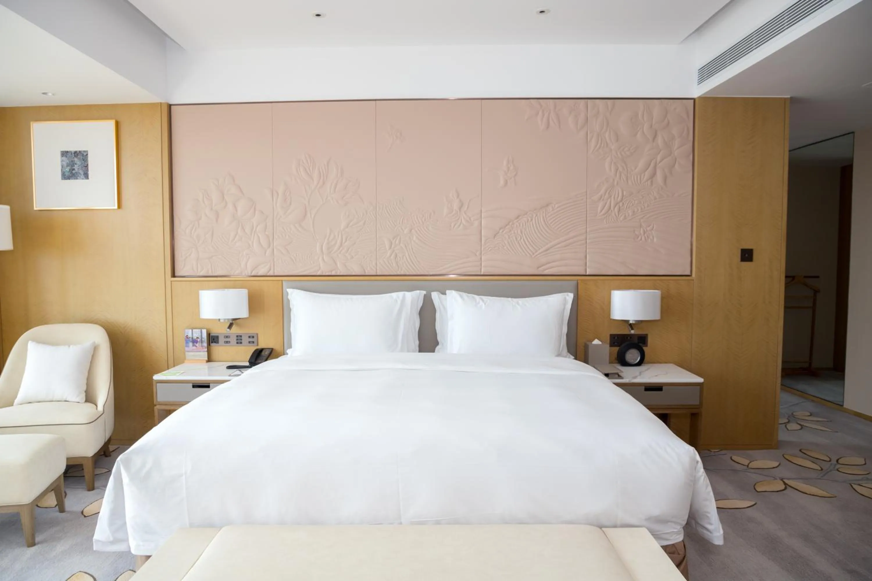 Bed in Wyndham Grand Plaza Royale Yuzhou Xiamen Wuyuan Bay