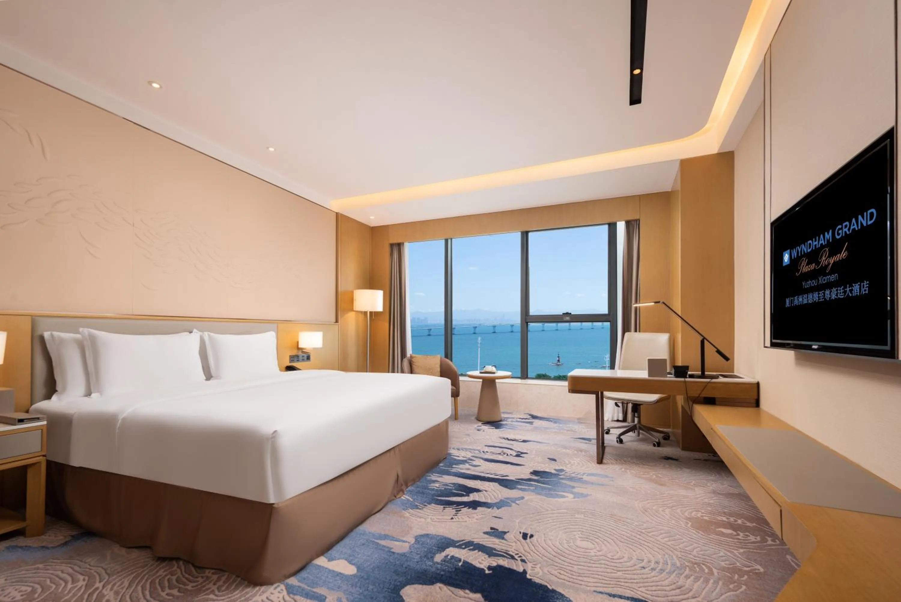 Photo of the whole room, Bed in Wyndham Grand Plaza Royale Yuzhou Xiamen Wuyuan Bay