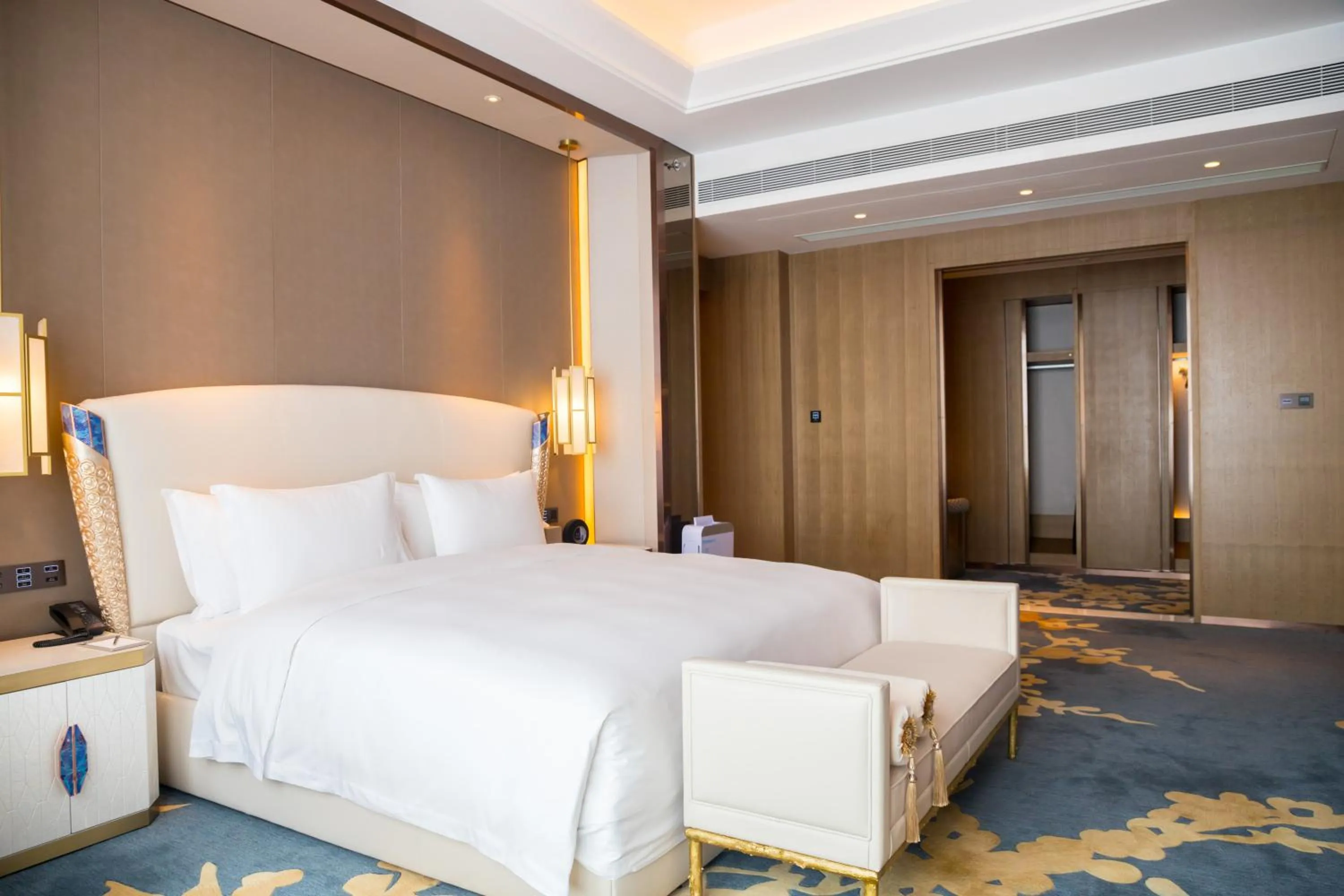 Bed in Wyndham Grand Plaza Royale Yuzhou Xiamen Wuyuan Bay