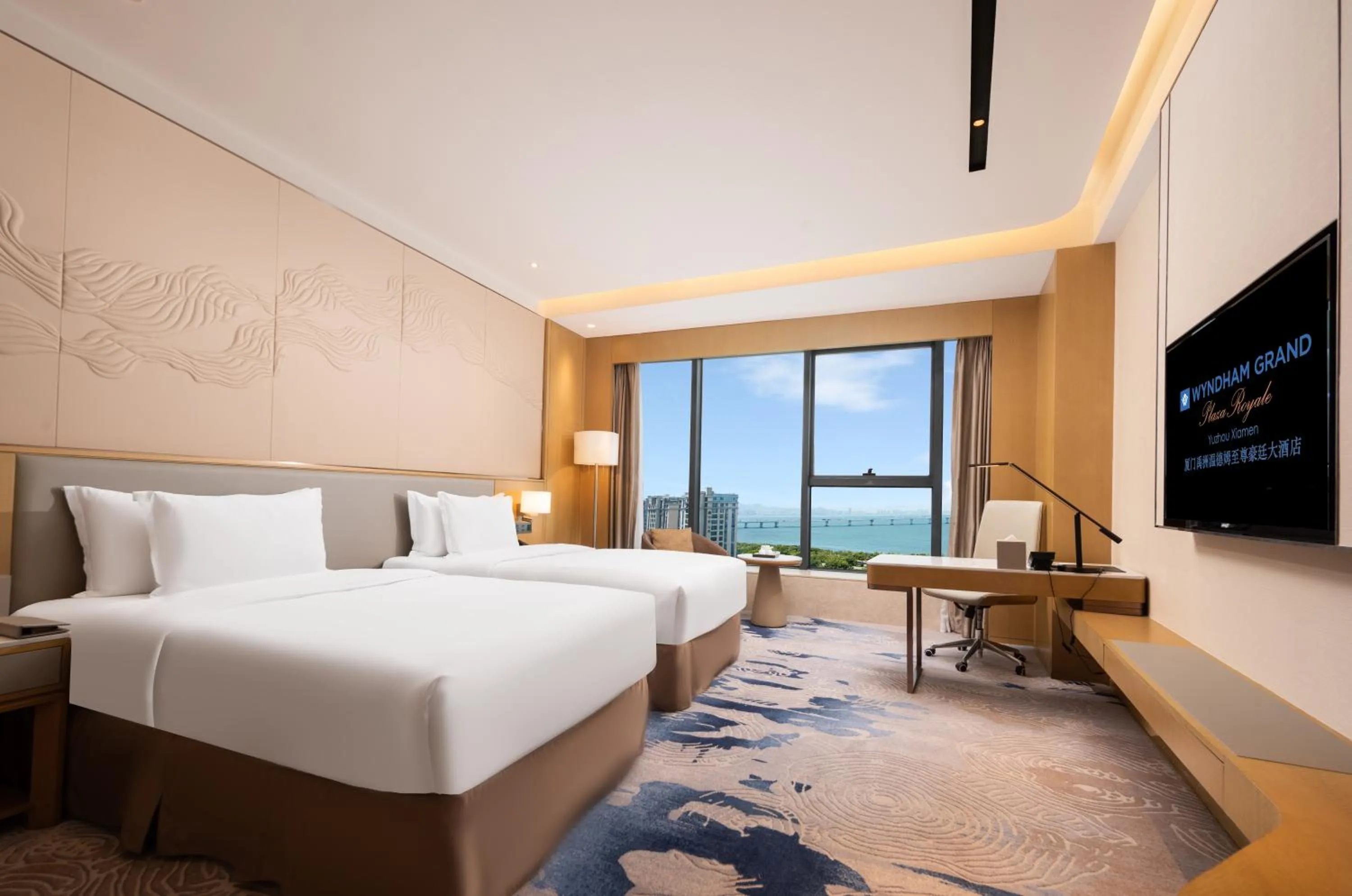 Photo of the whole room, Bed in Wyndham Grand Plaza Royale Yuzhou Xiamen Wuyuan Bay