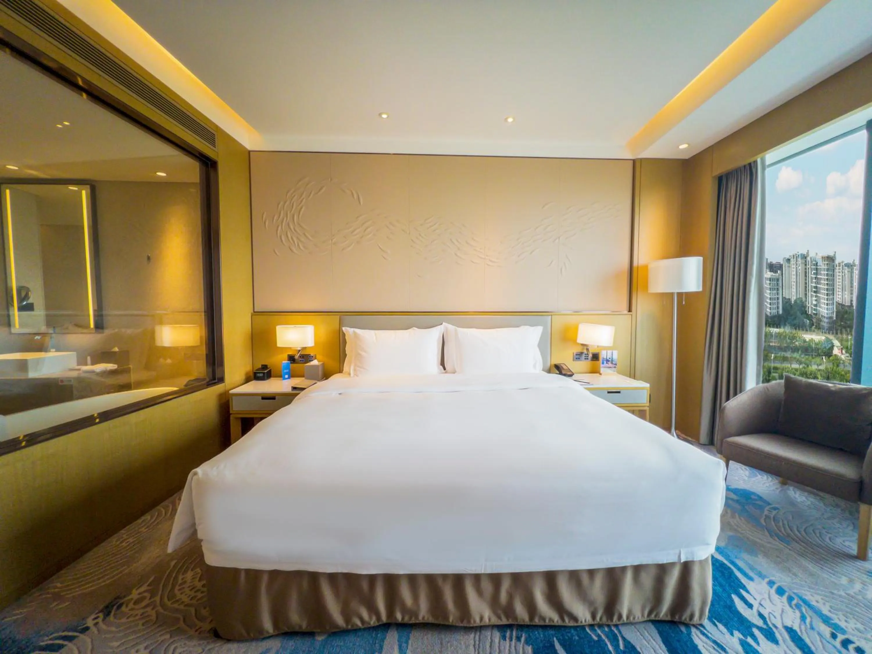 Photo of the whole room, Bed in Wyndham Grand Plaza Royale Yuzhou Xiamen Wuyuan Bay