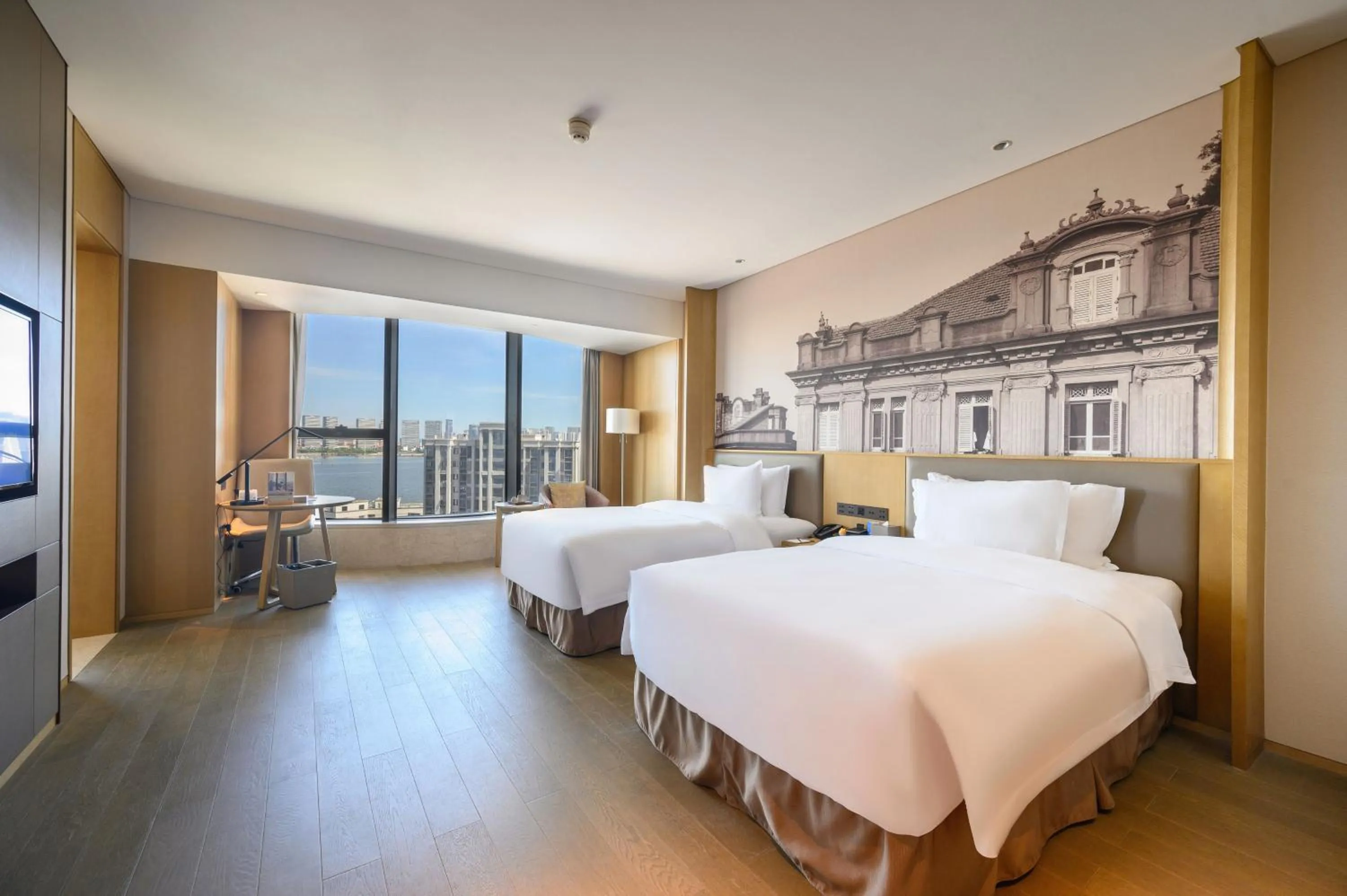 Photo of the whole room, Bed in Wyndham Grand Plaza Royale Yuzhou Xiamen Wuyuan Bay