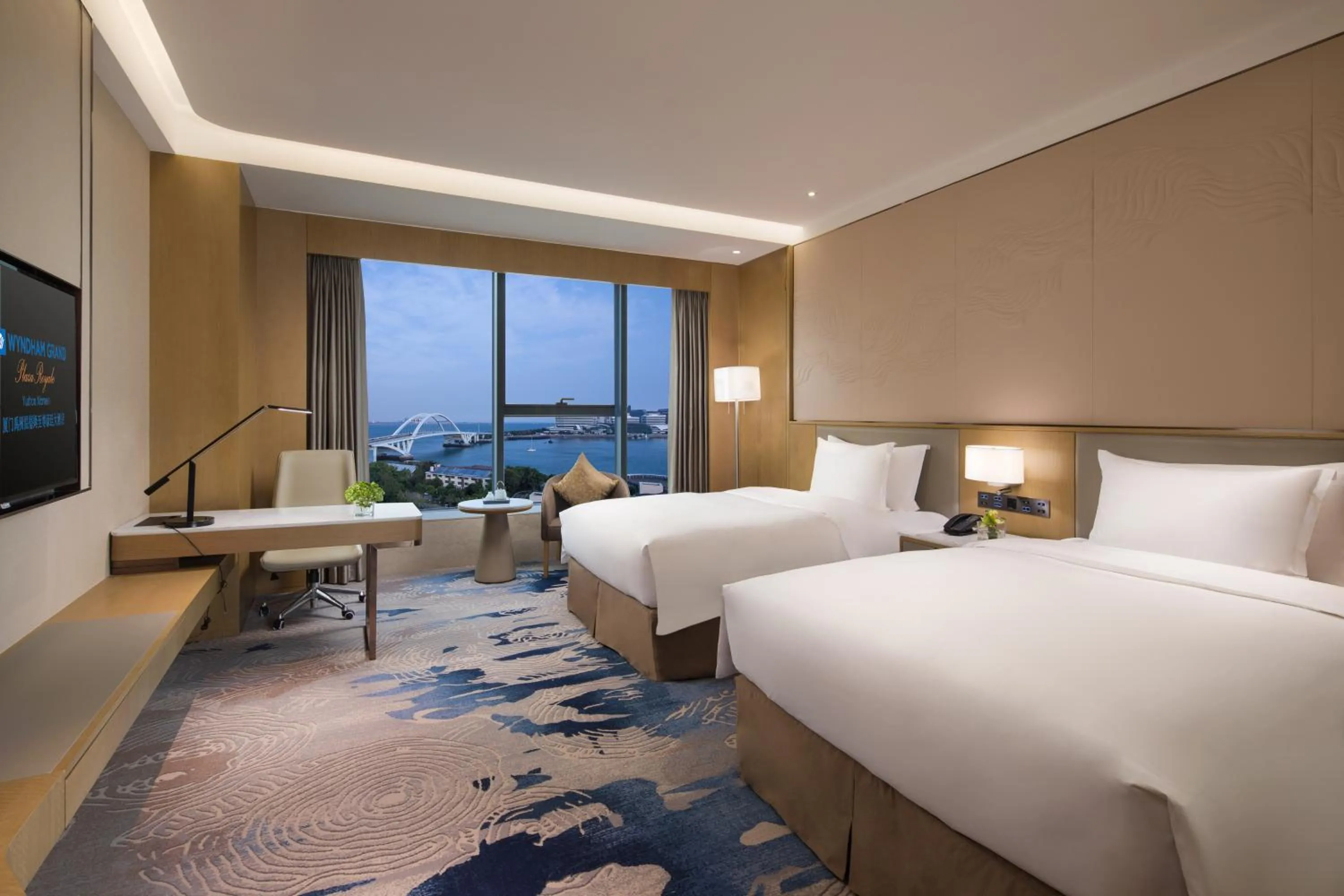 Sea view, Bed in Wyndham Grand Plaza Royale Yuzhou Xiamen Wuyuan Bay