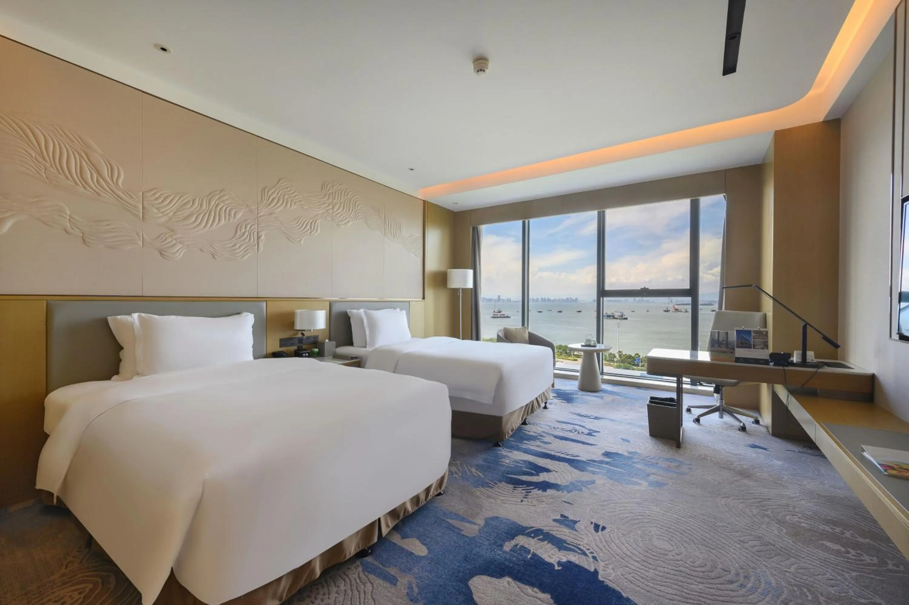 Sea view, Bed in Wyndham Grand Plaza Royale Yuzhou Xiamen Wuyuan Bay