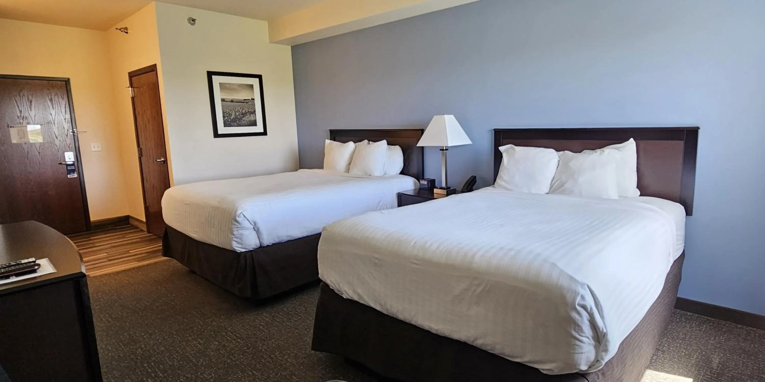 Bed in Cobblestone Inn & Suites – Manchester