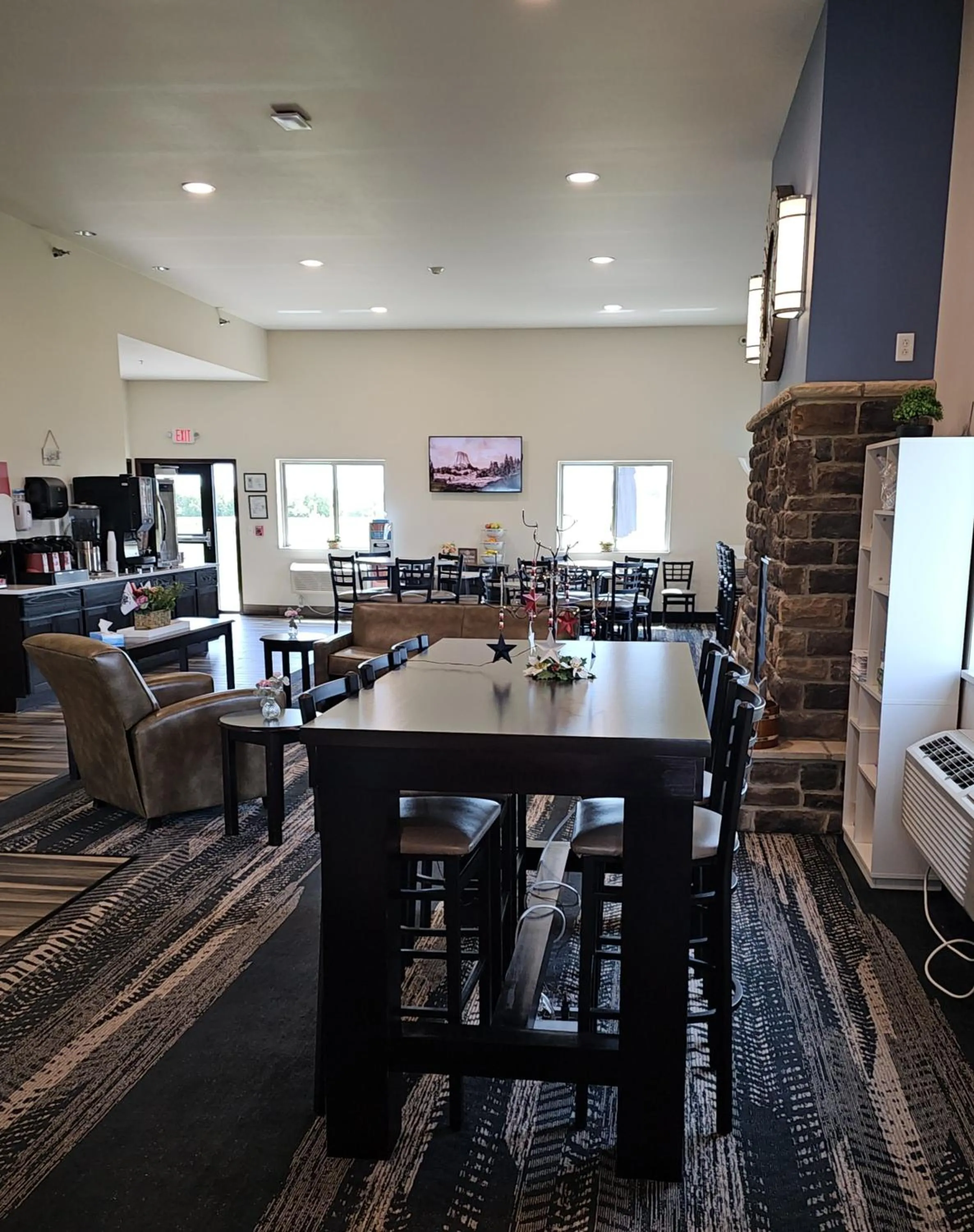 Communal lounge/ TV room in Cobblestone Inn & Suites – Manchester