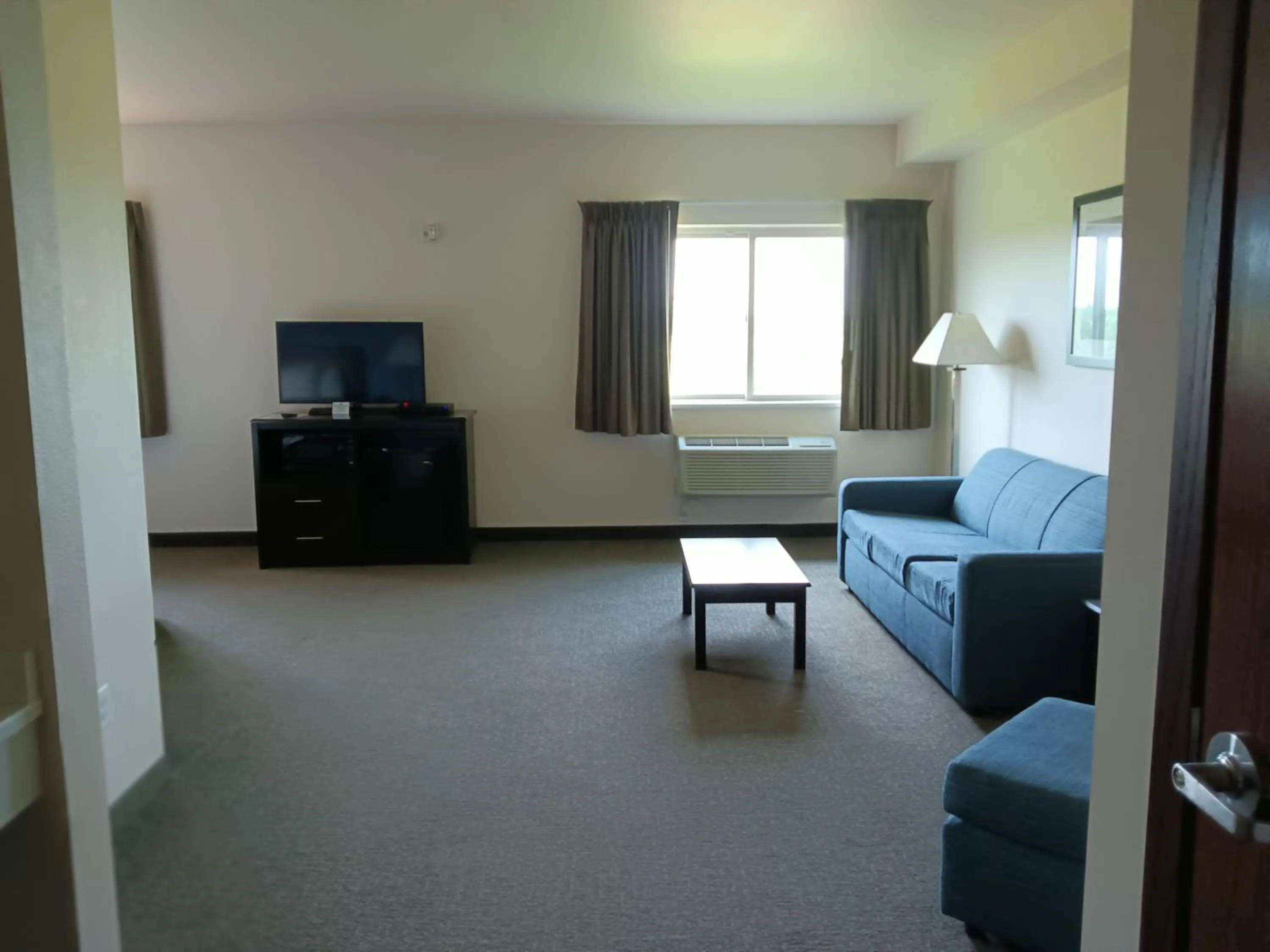 TV and multimedia in Cobblestone Inn & Suites – Manchester