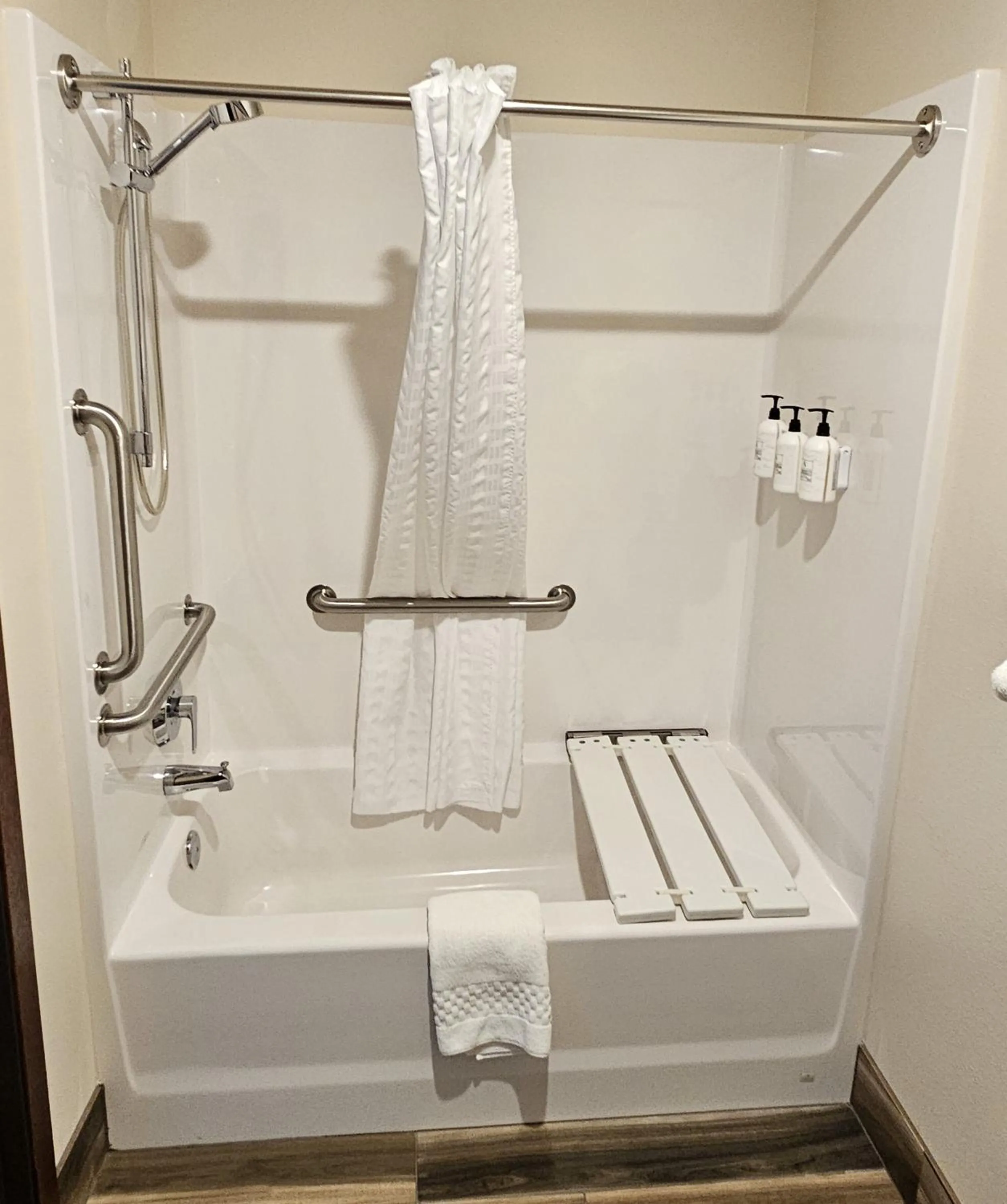 Bathroom in Cobblestone Inn & Suites – Manchester