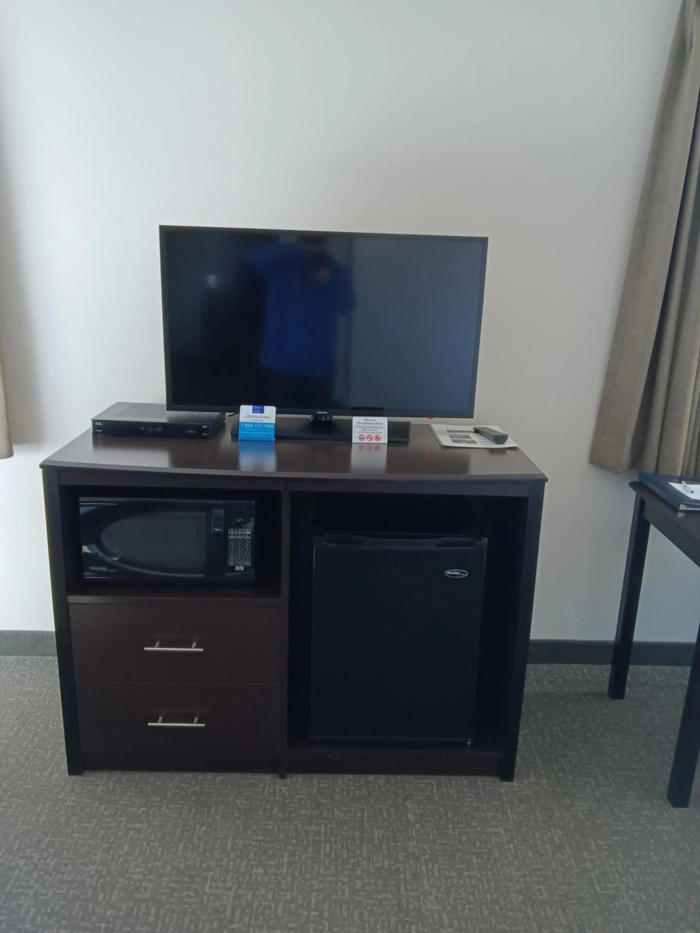 TV and multimedia in Cobblestone Inn & Suites – Manchester