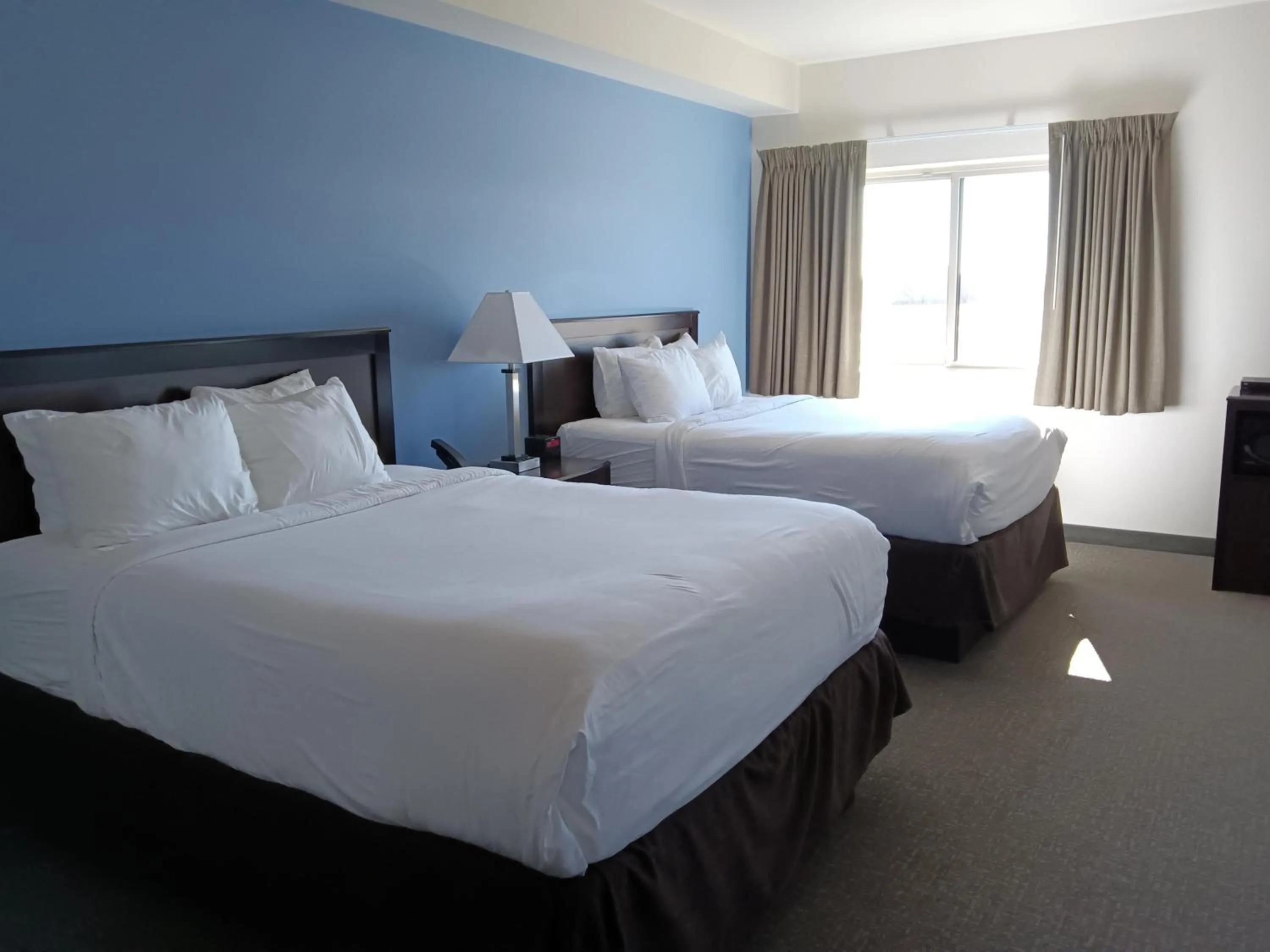 Bed in Cobblestone Inn & Suites – Manchester