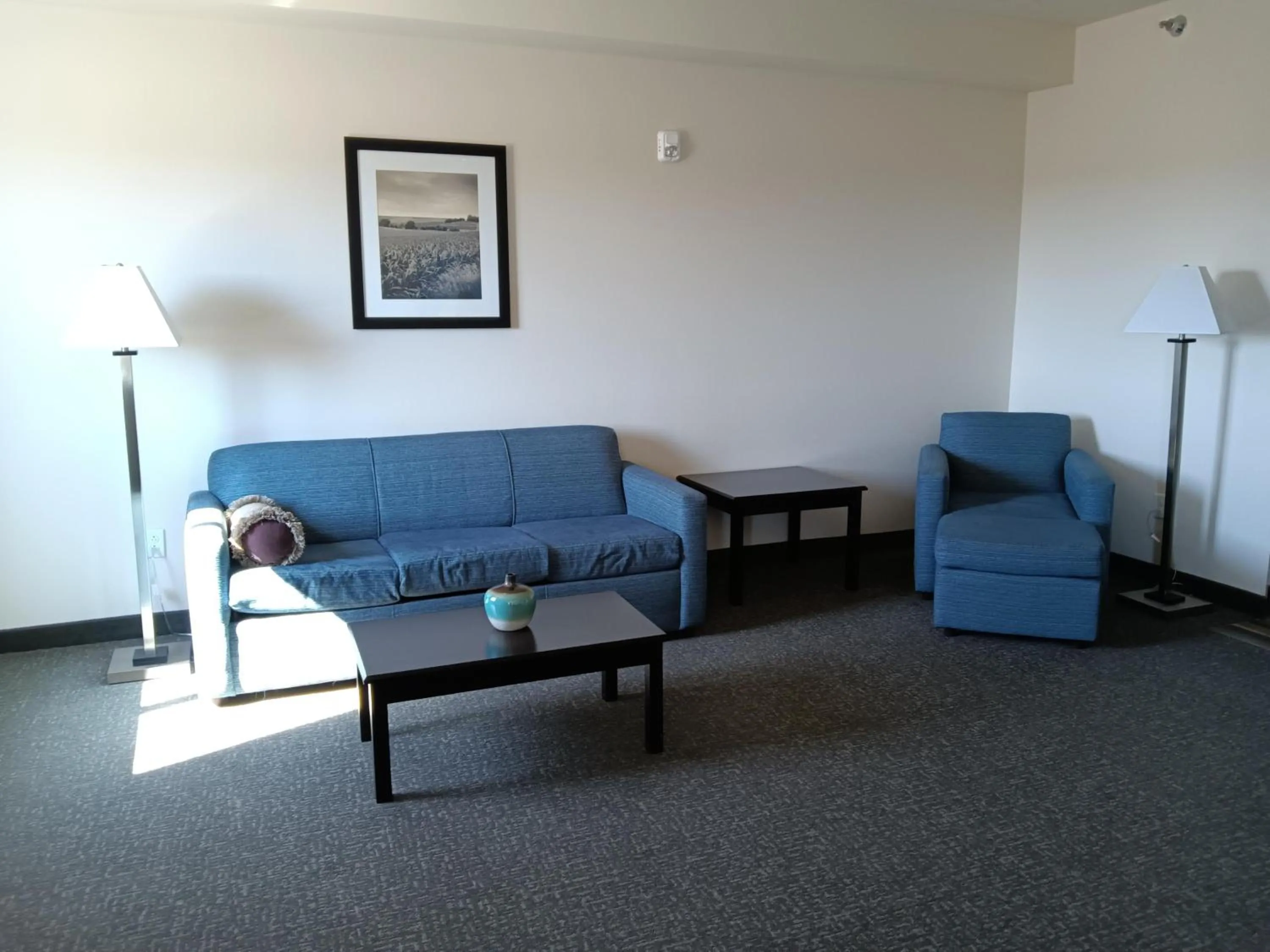 Seating area in Cobblestone Inn & Suites – Manchester