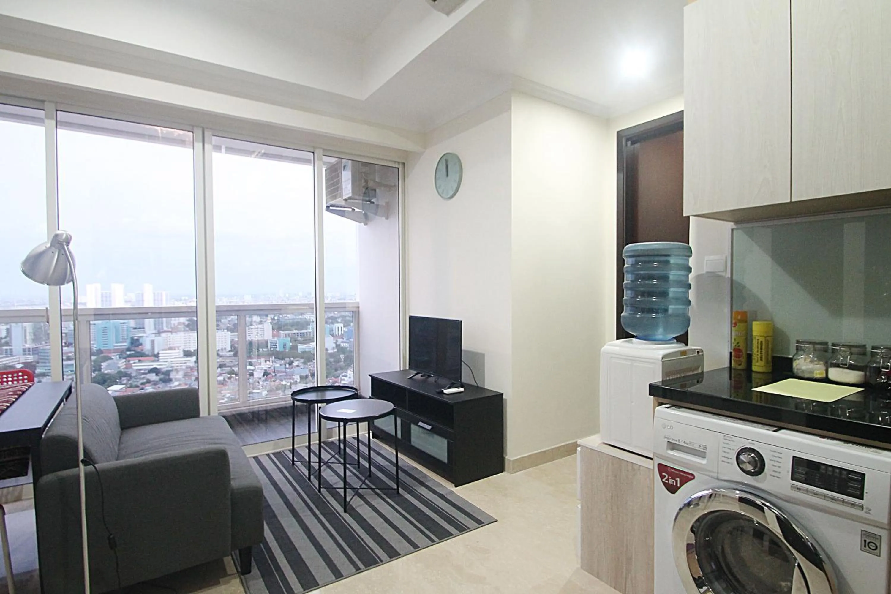 Living room in Apartemen Menteng Park by Aparian