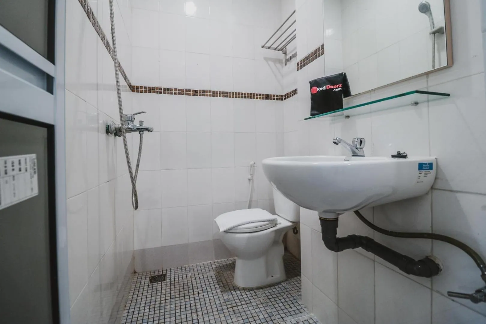 Bathroom in RedDoorz @ Baloi Batam