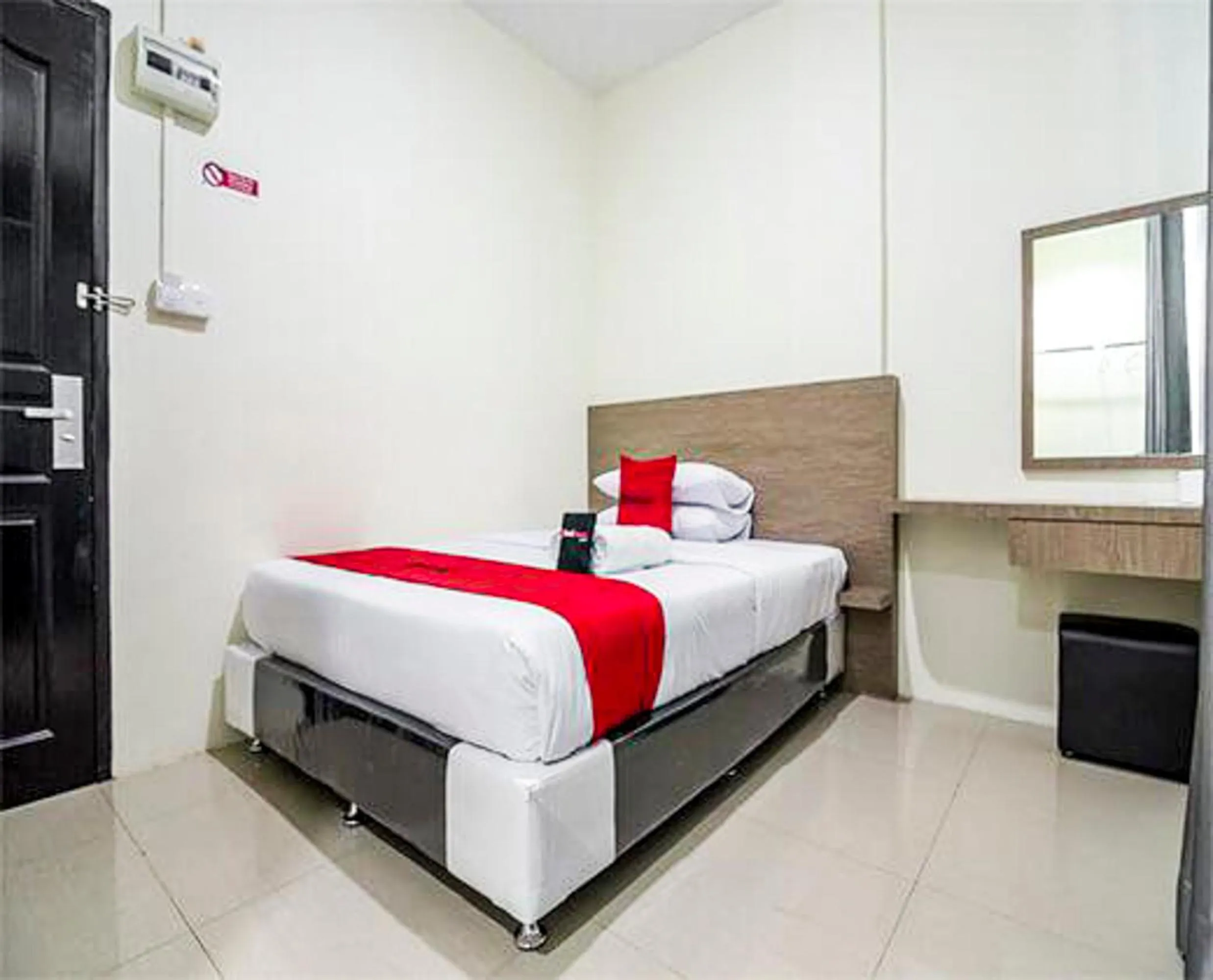 Bedroom, Bed in RedDoorz @ Baloi Batam
