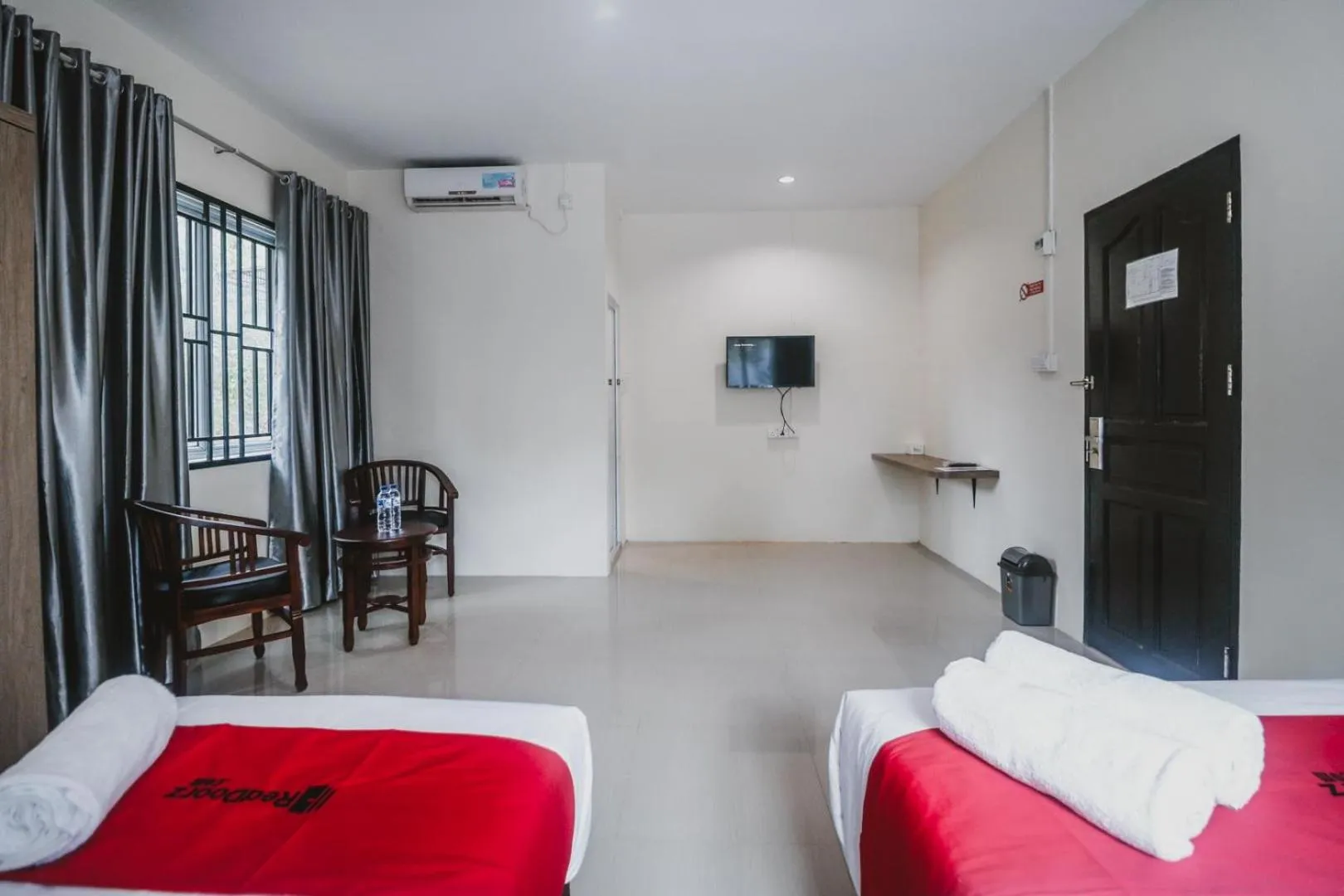 Bedroom, Bed in RedDoorz @ Baloi Batam